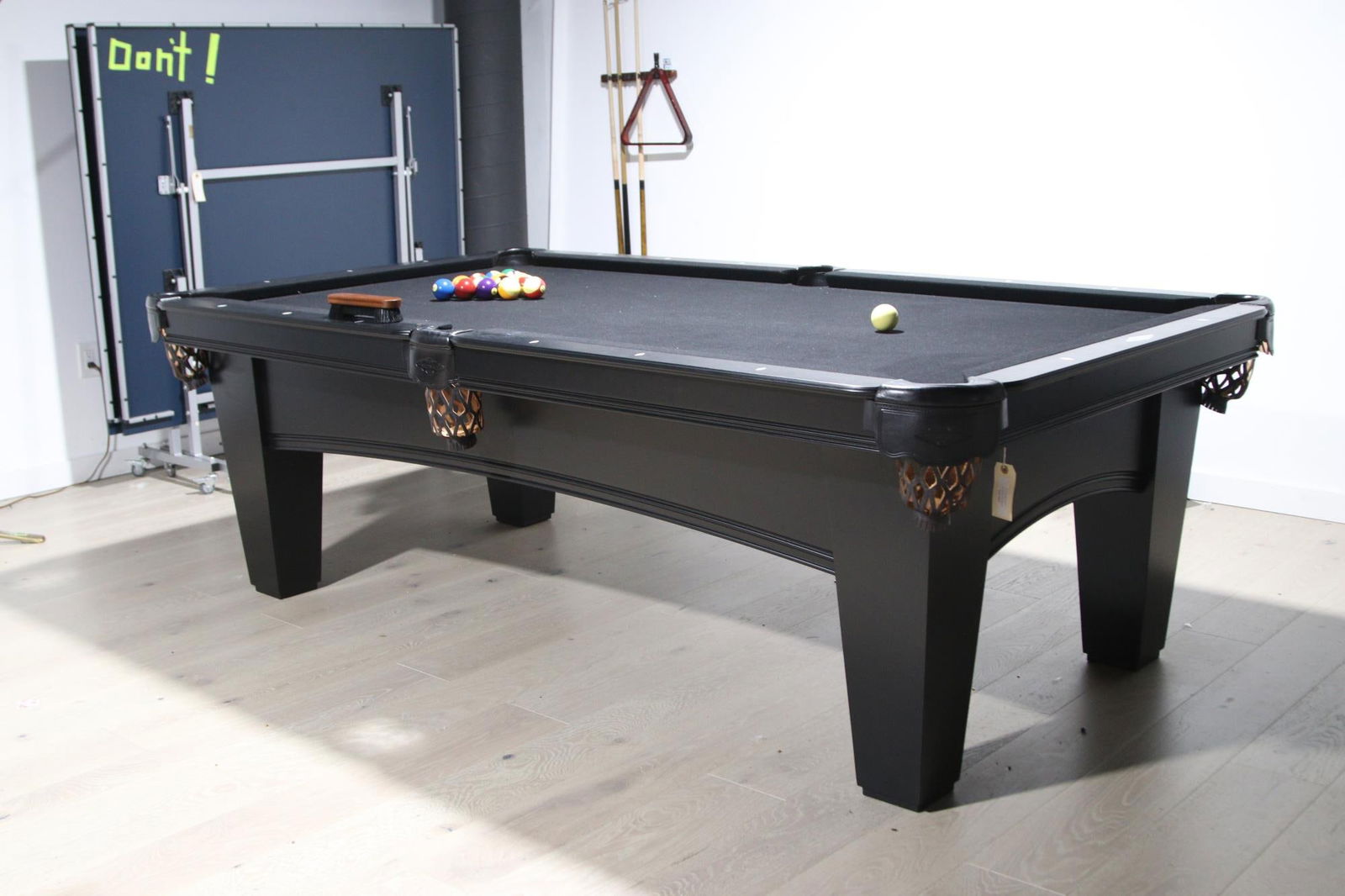 BRUNSWICK POOL TABLEW/ RACK , CUES AND BALLS (1 of 5)