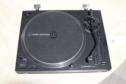 AUDIO TECHNICA RECORD PLAYER