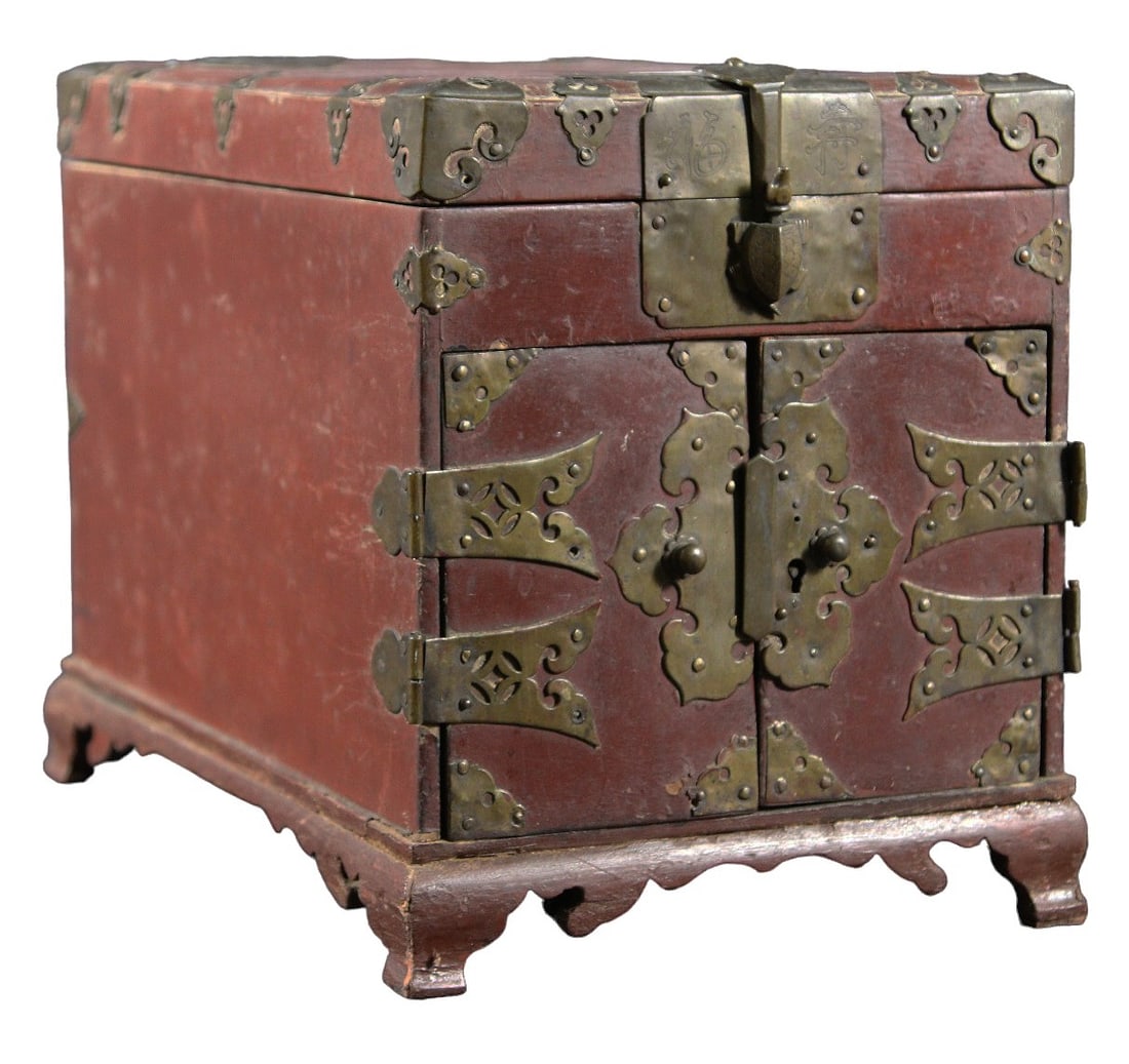 ANTIQUE JAPANESE DRESSING BOX: ANTIQUE JAPANESE DRESSING BOX. Height: 10 in. by Width: 9 in. by Depth: 12 in.