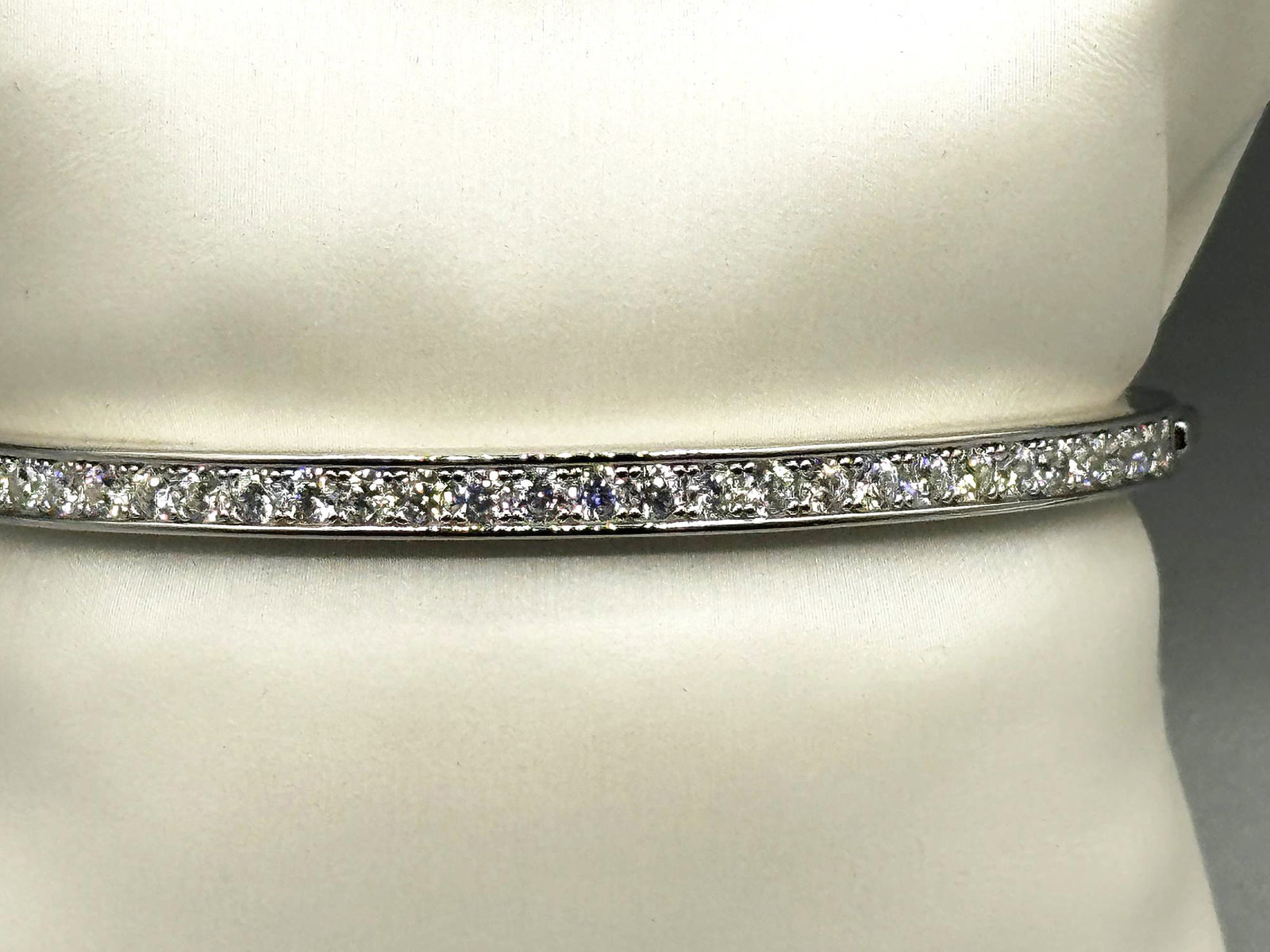 DIAMOND BANGLE BRACELET: DIAMOND BANGLE BRACELET