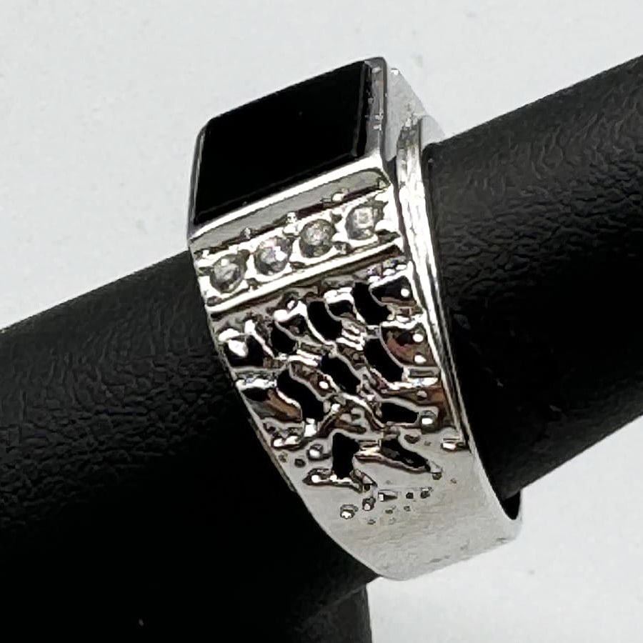ONYX AND STERLING RING: ONYX AND STERLING RING SIZE 9