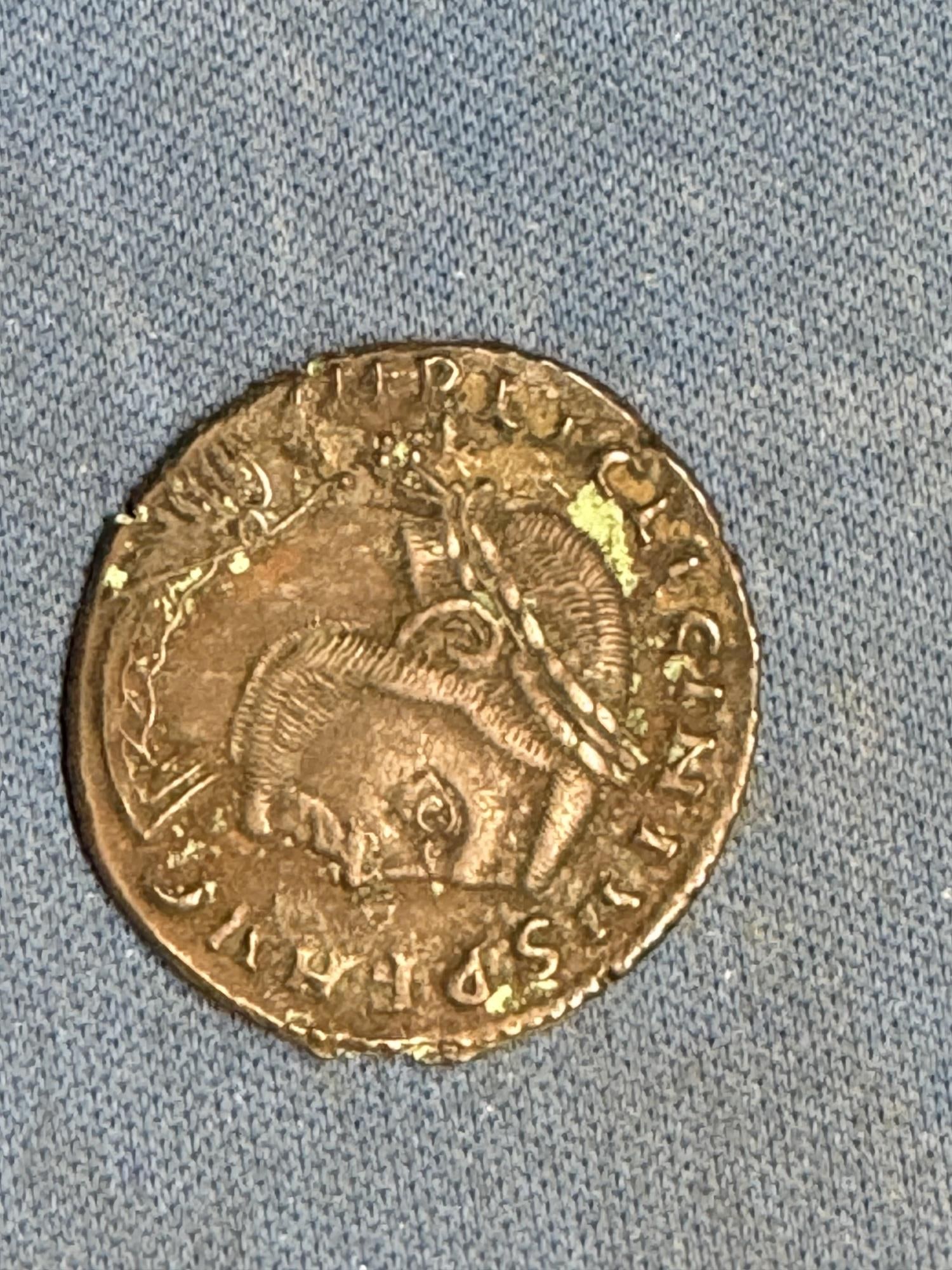 ANCIENT ROMAN COIN ROMAN EMPEROR 253-268AD (1 of 2)