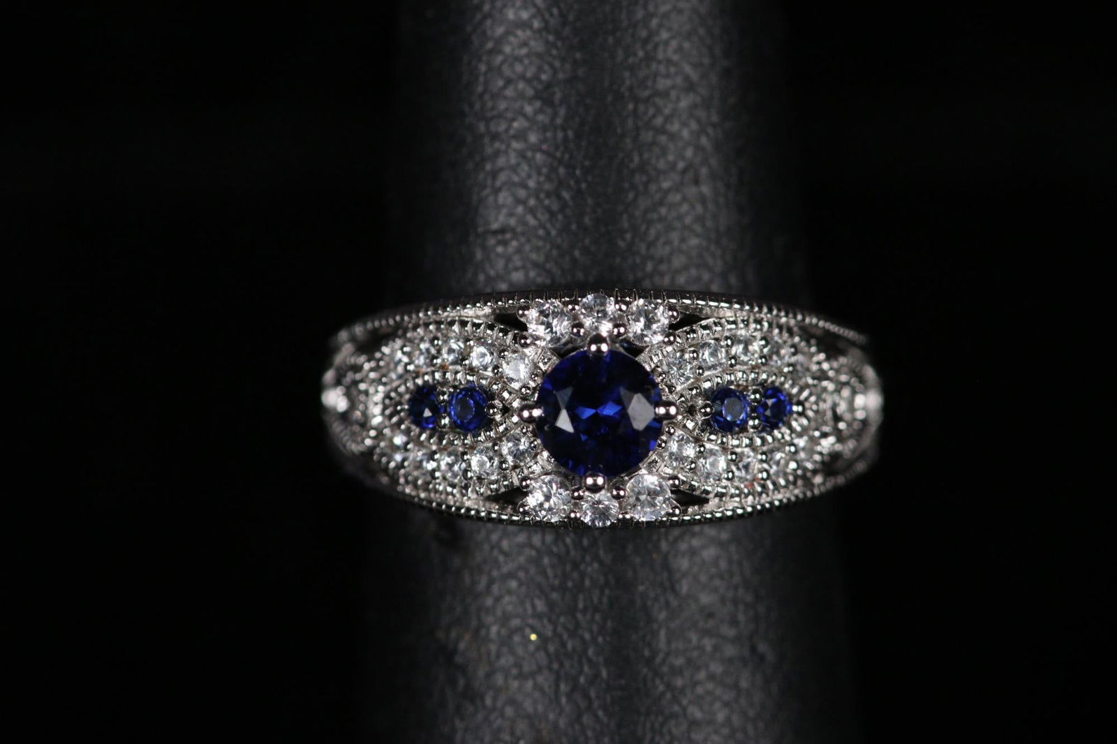 BLUE AND WHITE SAPPHIRE DINNER RING SIZE 6 ? (1 of 3)