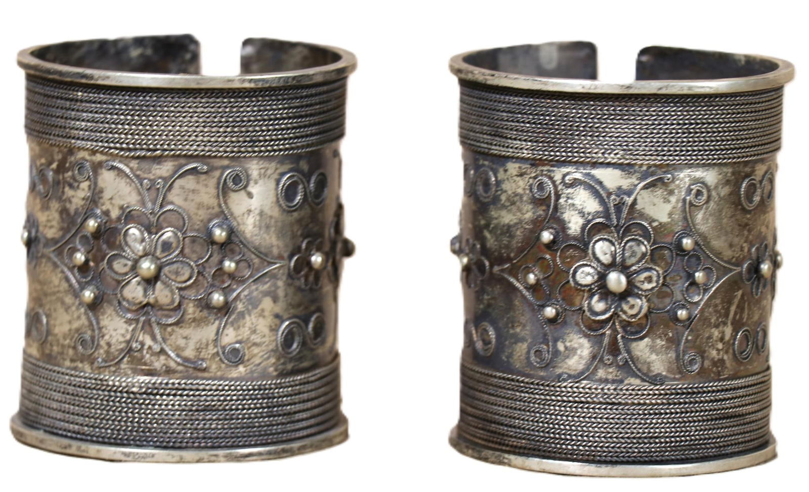 PAIR OF ANTIQUE STERLING SILVER CUFF BRACELETS (1 of 2)