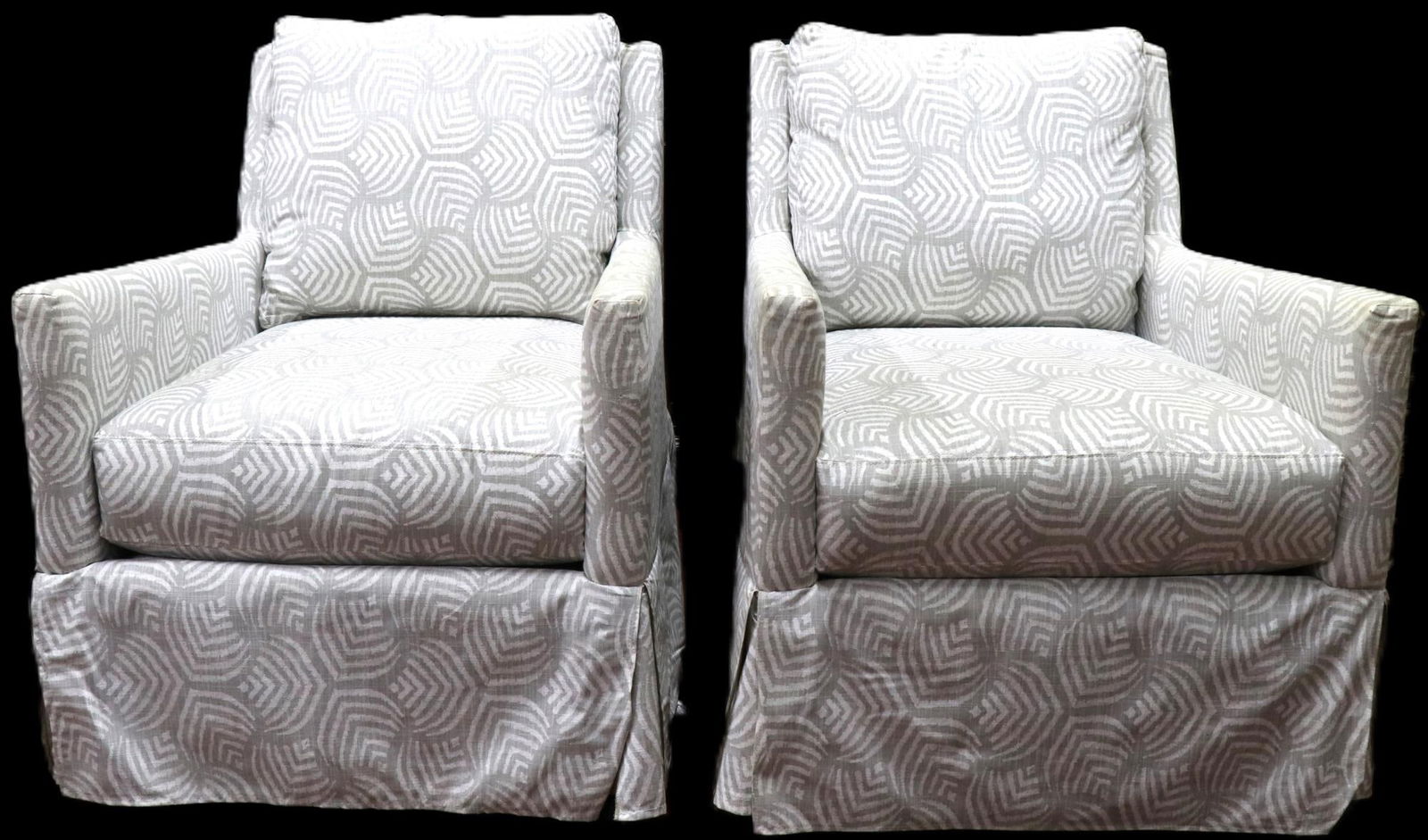 PAIR OF BASSETT CUSTOM SWIVEL ARMCHAIRS: PAIR OF BASSETT CUSTOM SWIVEL ARMCHAIRS UPHOLSTERED IN LINEN FABRIC. Height: 34.5 in. by Width: 27 in. by Depth: 36 in.