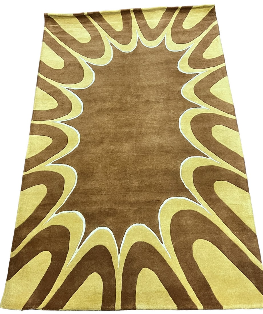 CONTEMPORARY INDIAN WOOL PILE MACHINE MADE RUG: CONTEMPORARY INDIAN WOOL PILE MACHINE MADE RUG. Height: 8 ft. 0 in. by Width: 5 ft. 0 in.