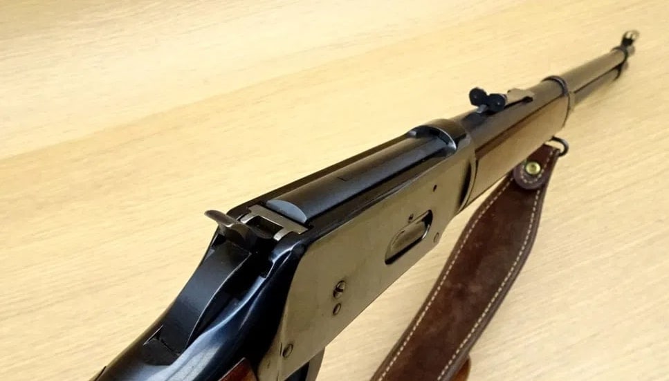 Winchester 94 30-30 WIN Rifle.: Winchester 94 30-30 WIN Rifle. Very Good. 20" Barrel. Shiny Bore, Tight Action Lever Action Features Straight Grained Wood Stock, Polymer Butt Plate, Bianchi Leather Cobra Sling, Front Blade Sight, No