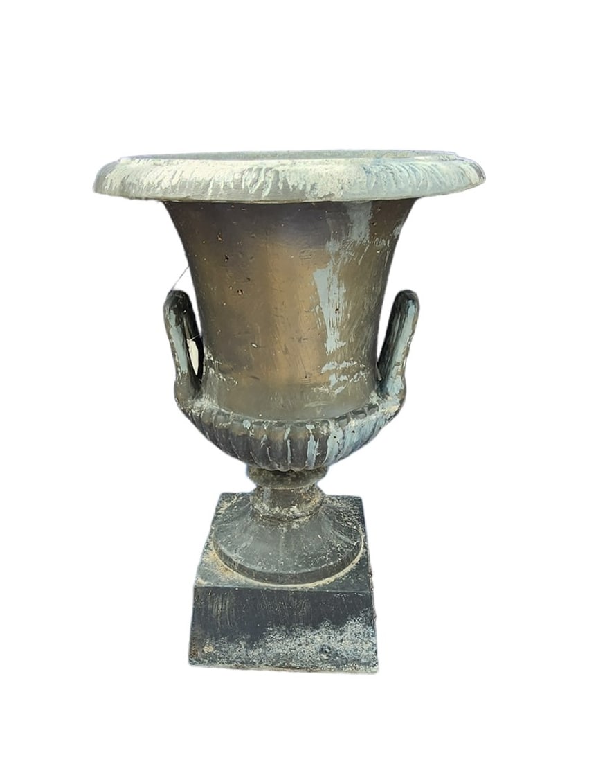METAL GARDEN URN PLANTER: METAL GARDEN URN PLANTER.