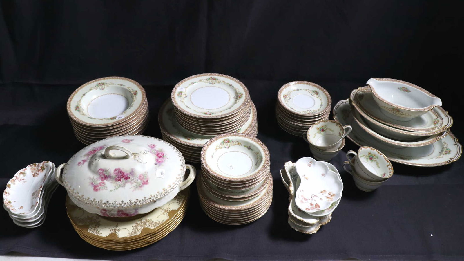50-PIECE NORITAKE DINNERWARE SET (1 of 4)