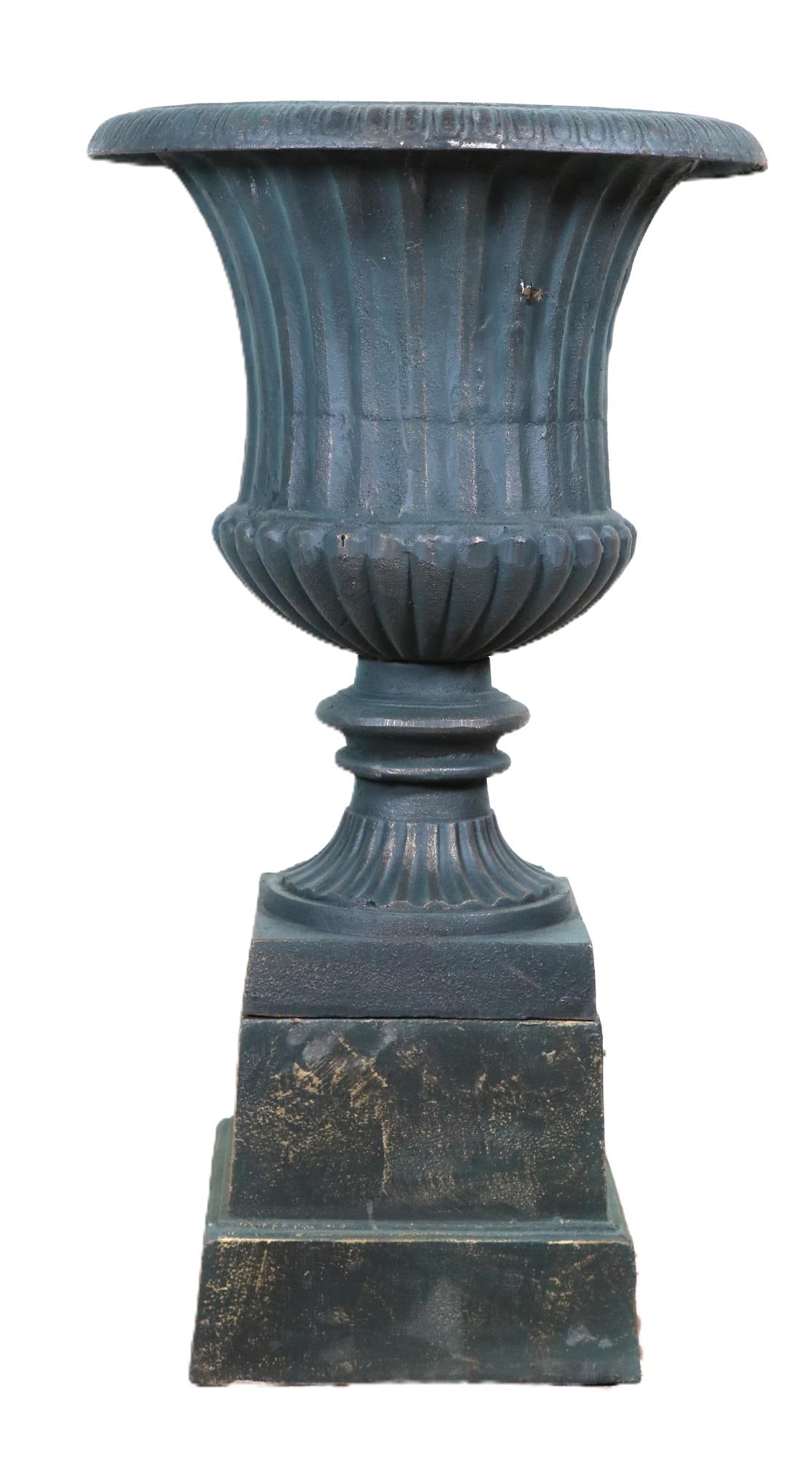 CAST IRON GARDEN PLANTER ON BASE (1 of 4)