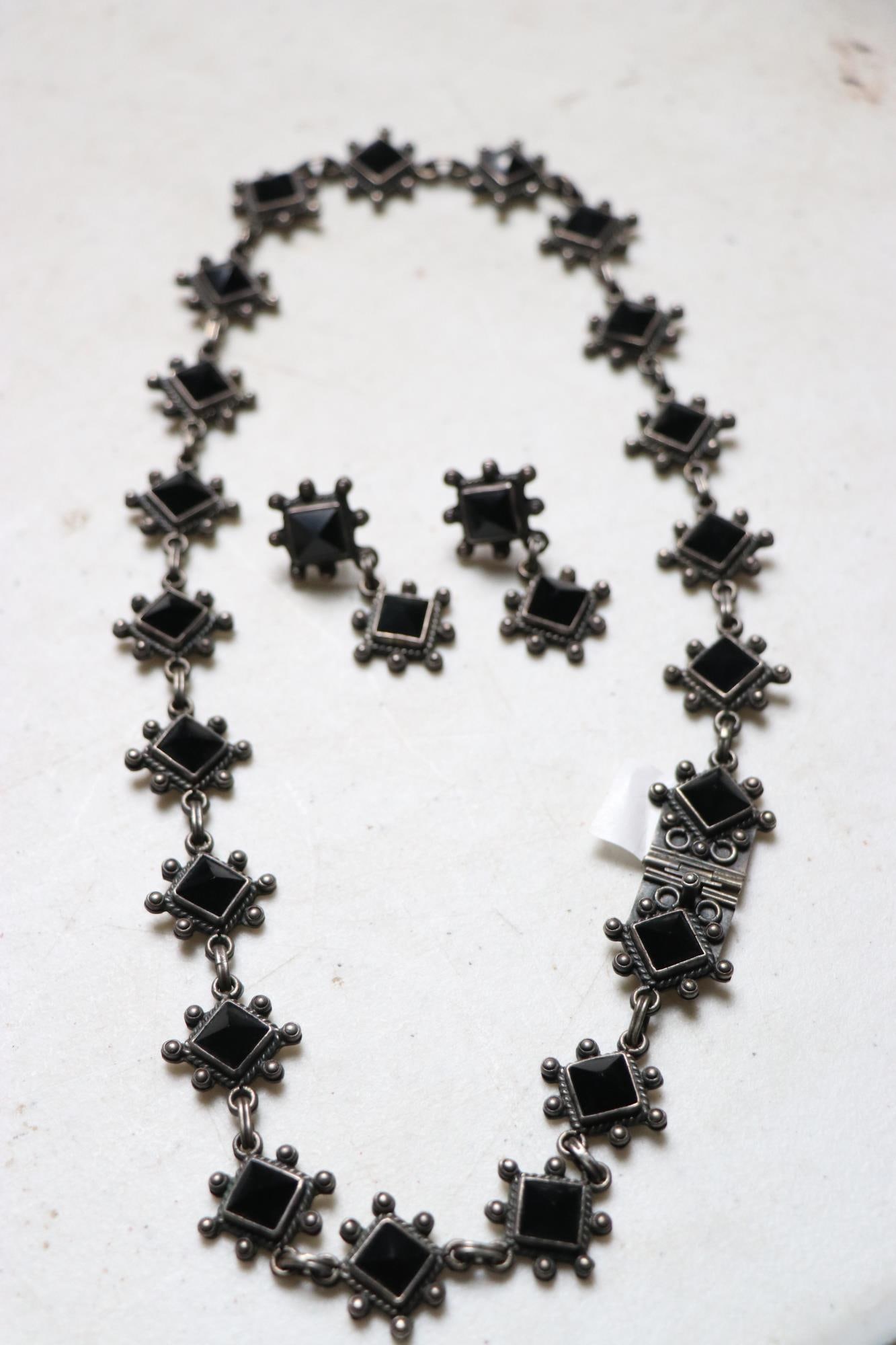 NECKLACE/EARRINGS BLACK ONXY STONE 1925: VINTAGE STERLING SILVER BLACK ONYX NECKLACE, 1925.