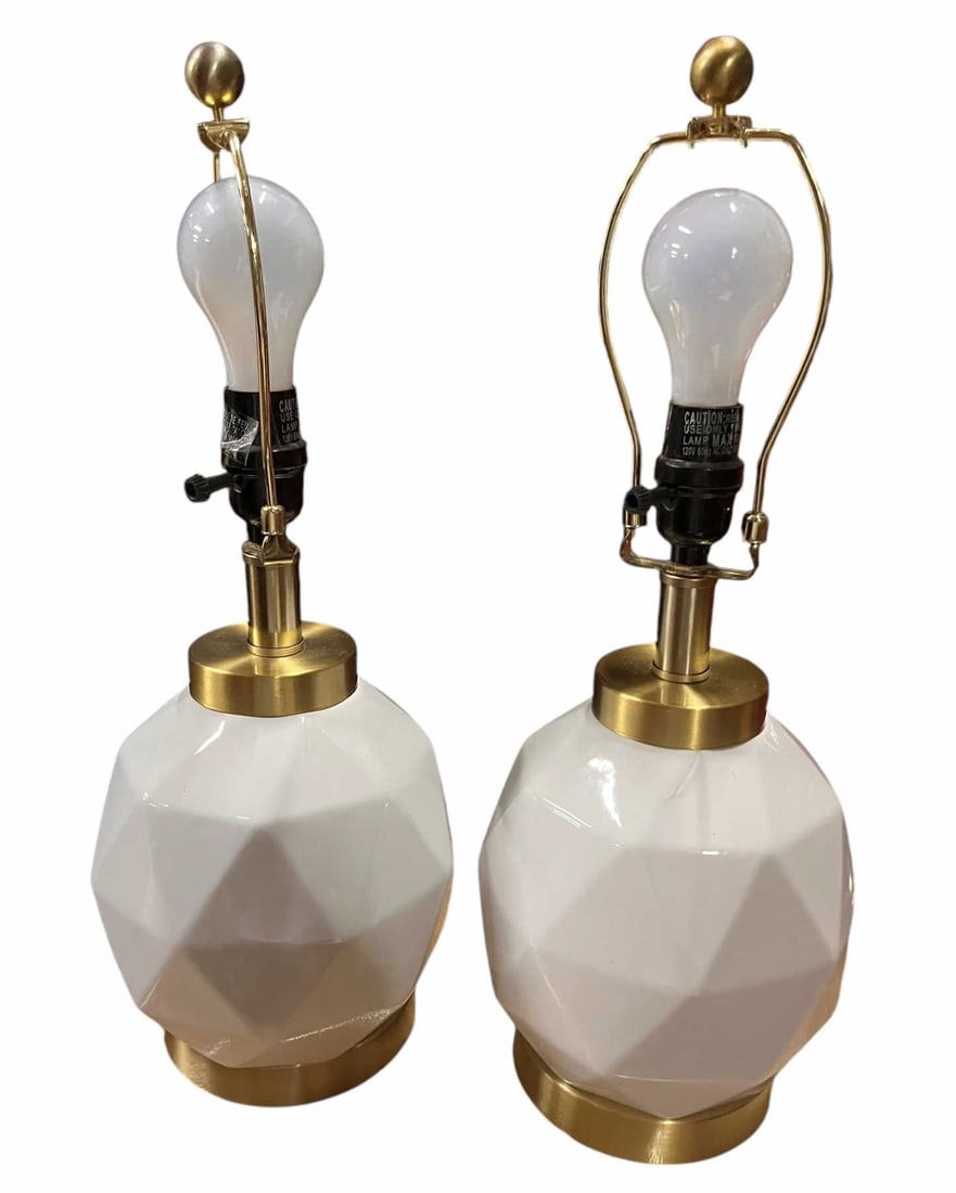 PAIR OF WHITE MID-CENTURY CERAMIC TABLE LAMPS (1 of 4)