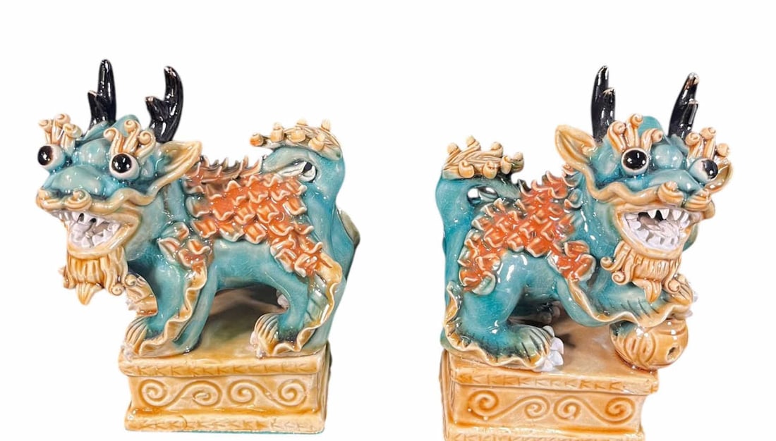 PAIR OF VINTAGE CHINESE CERAMIC FOO DOGS (1 of 3)