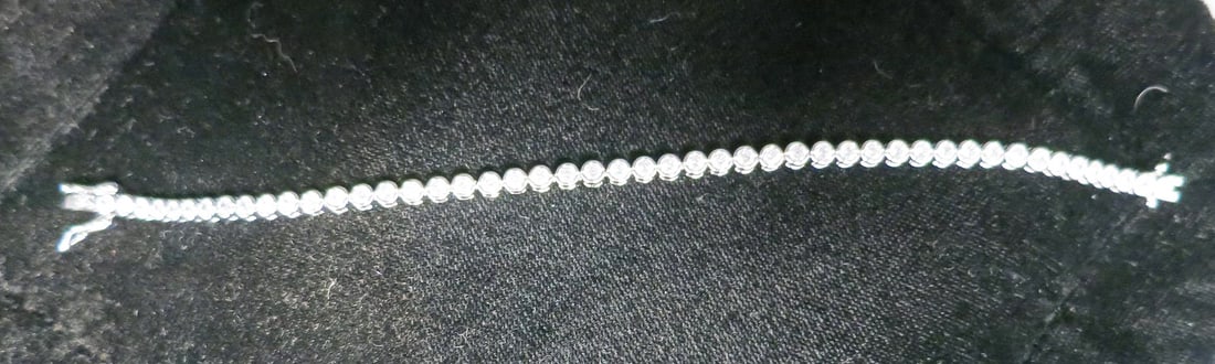 STERLING SILVER CLEAR CZ 7" TENNIS BRACELET: STERLING SILVER CLEAR CZ 7" TENNIS BRACELET.