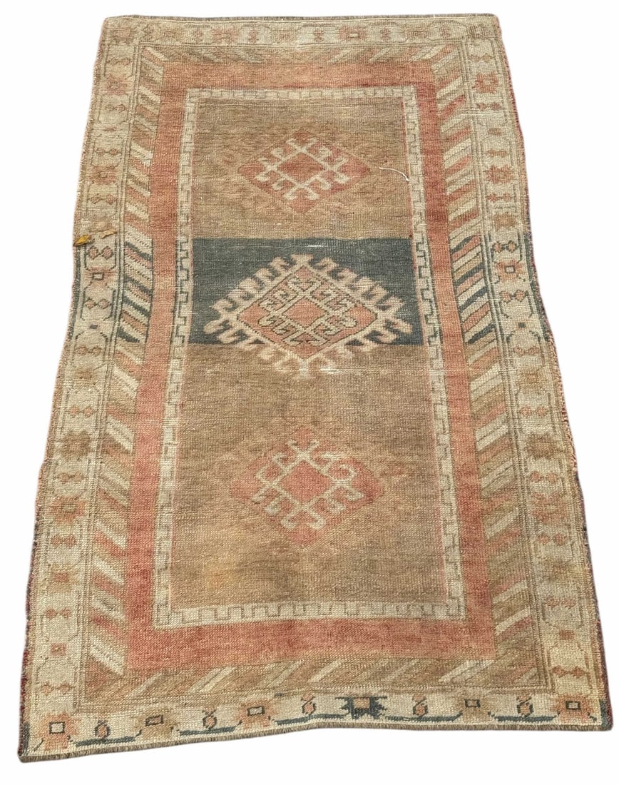 HAND KNOTTED VINTAGE OUSHAK RUG: HAND KNOTTED VINTAGE OUSHAK RUG