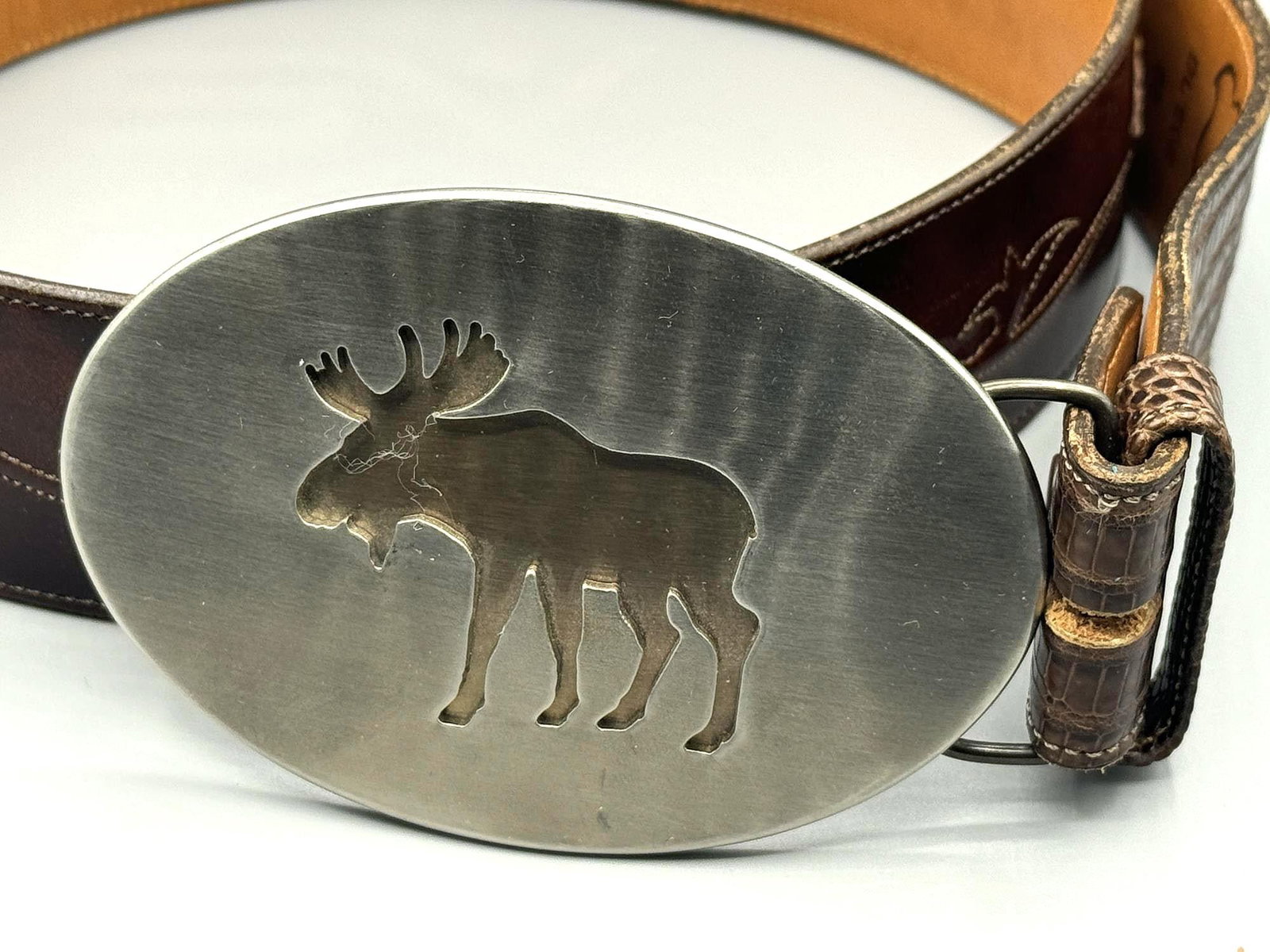 MOOSE BELT BUCKLE WITH BROWN LEATHER BELT: MOOSE BELT BUCKLE WITH BROWN LEATHER BELT