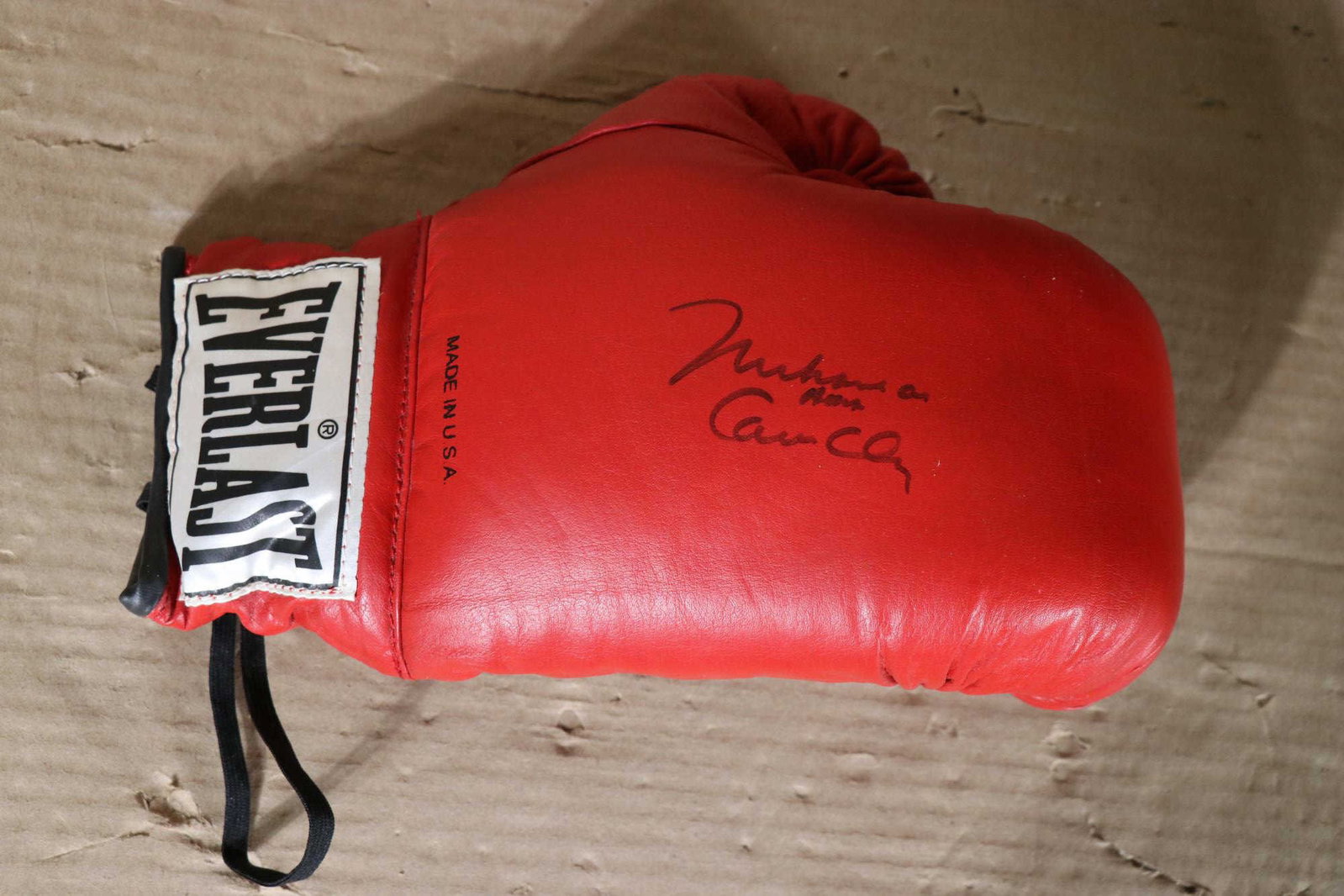 MAHOMOD ALI/ CASIOUS CLAY SIGNED BOXING GLOVE: MAHOMOD ALI/ CASIOUS CLAY SIGNED BOXING GLOVE.