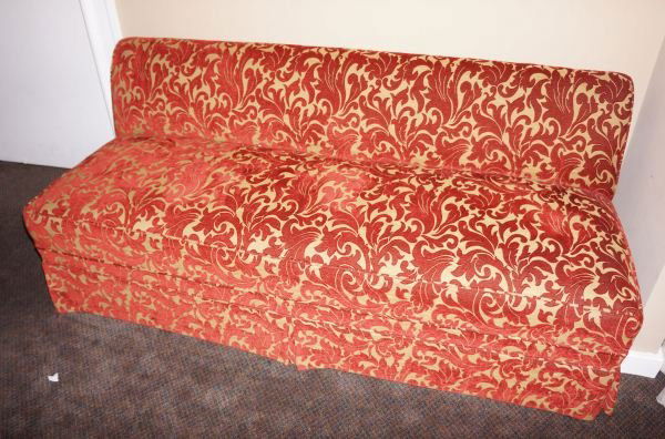 LOT OF TWO SETTEES.: LOT OF TWO SETTEES.