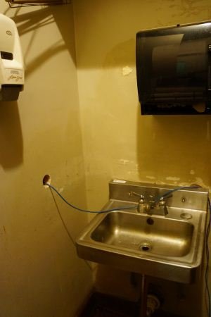 HAND SINK WITH SOAP AND PAPERTOWL DISPENCER: HAND SINK WITH SOAP AND PAPERTOWL DISPENCER
