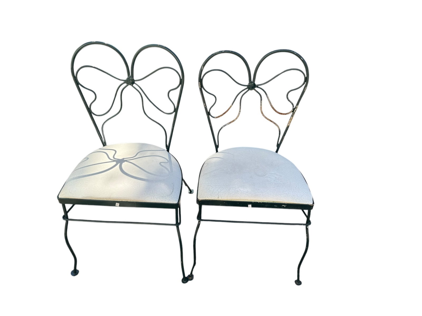 PAIR OF IRON GARDEN SIDE CHAIRS: PAIR OF IRON GARDEN SIDE CHAIRS.