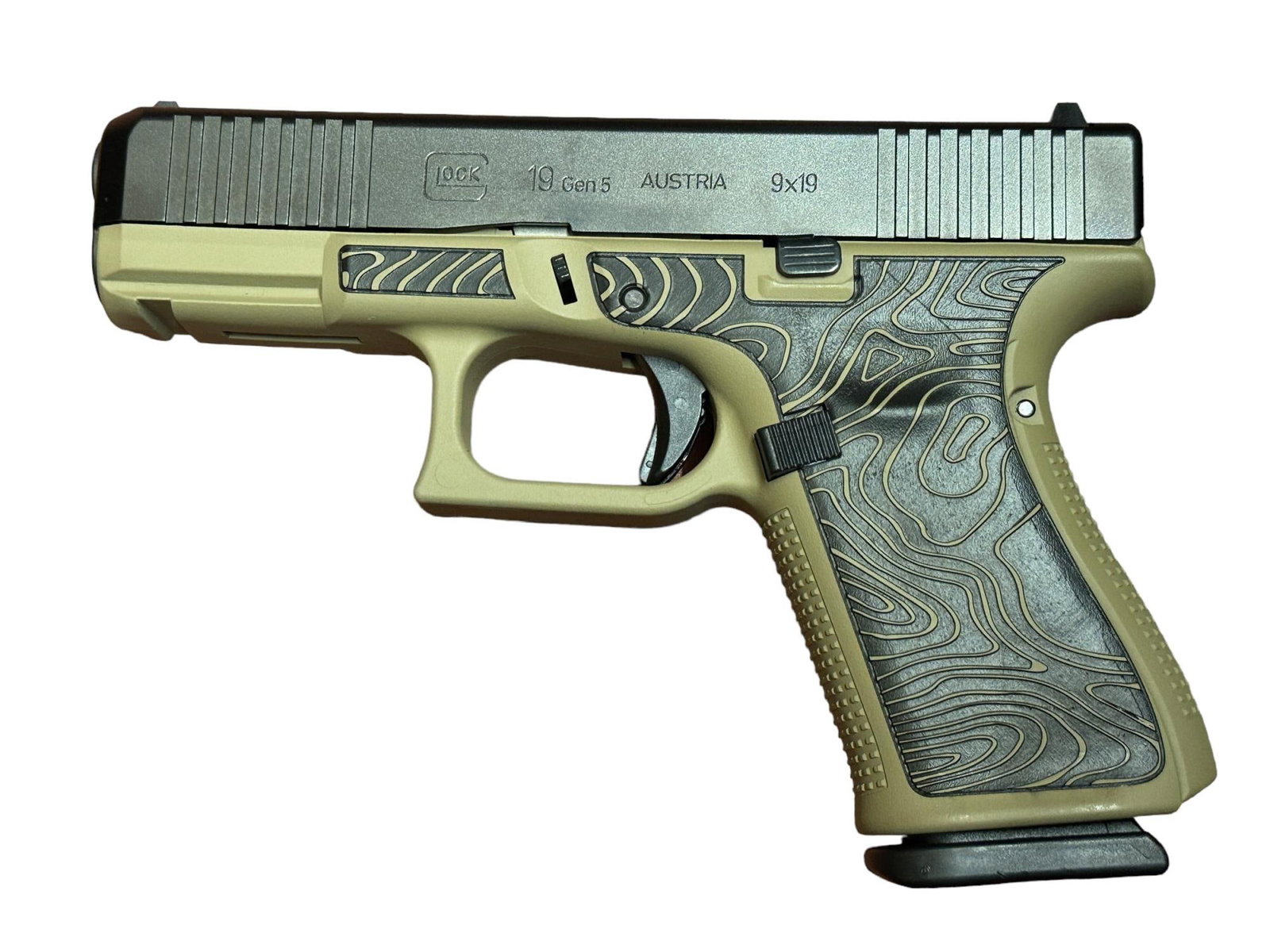 GLOCK 17 GEN 5 NEW IN THE BOX: GLOCK 17 GEN 5 9 MM NEW IN THE BOX WITH 2 CLIPS SERIAL BZZW867 (L446)
