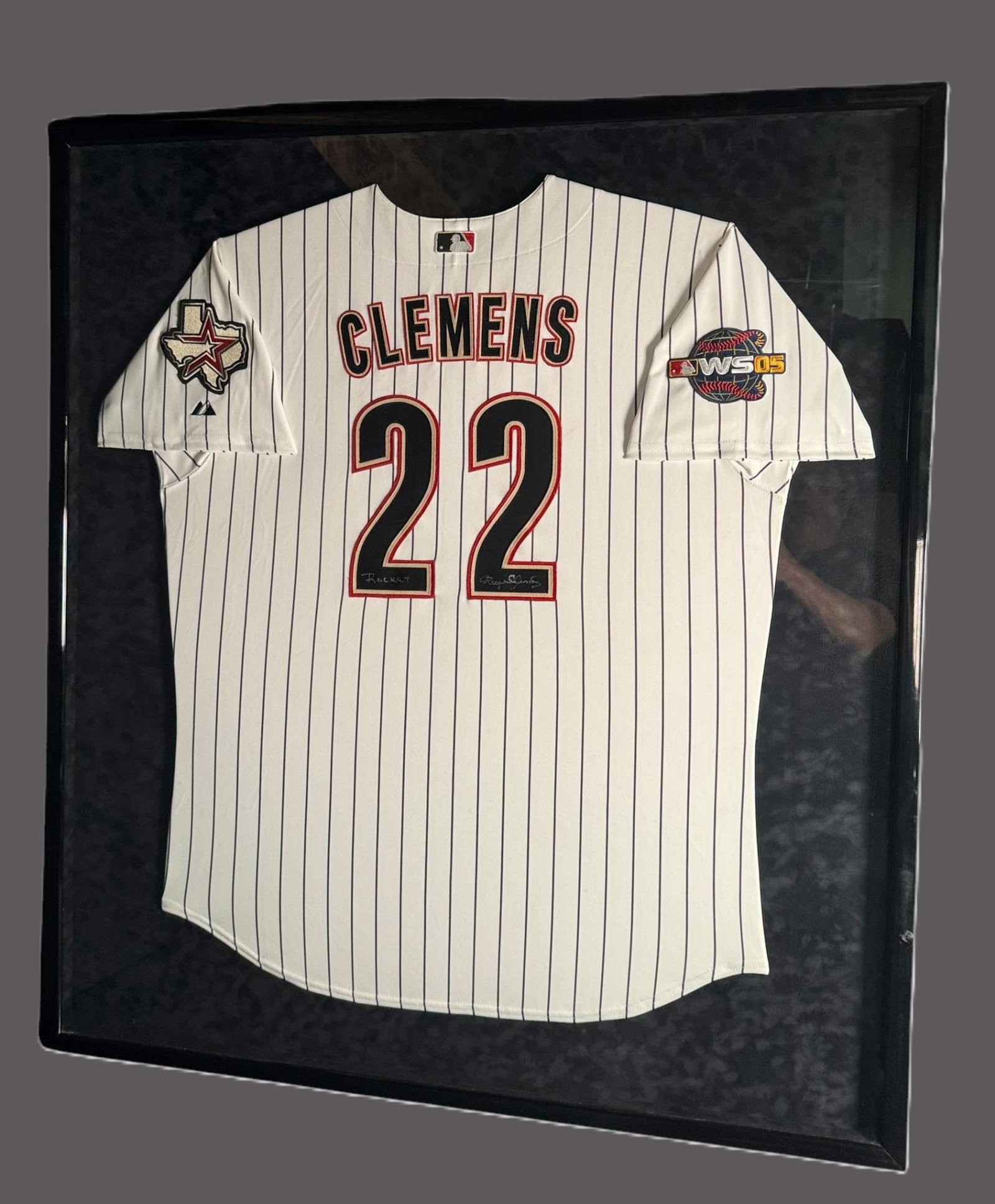 OFFICIAL SIGNED ROGER CLEMENS JERSEY: OFFICIAL SIGNED ROGER CLEMENS JERSEY. Height: 44 in. by Width: 39
