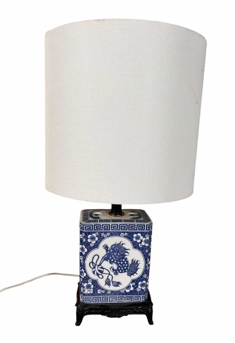 CHINESE BLUE AND WHITE TABLE LAMP (1 of 3)