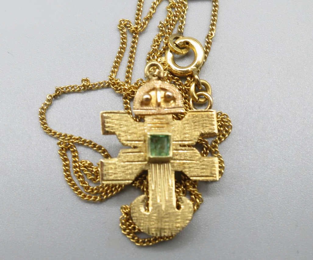 18KT YELLOW GOLD COLUMBIAN EMERALD PENDANT/CHAIN: 18KT YELLOW GOLD COLUMBIAN EMERALD PENDANT SUSPENDED ON A 24" CHAIN. EMERALD= .19CTS. 3.3 GRAMS T.W. Height: 7/8 in. by Width: 5/8 in.