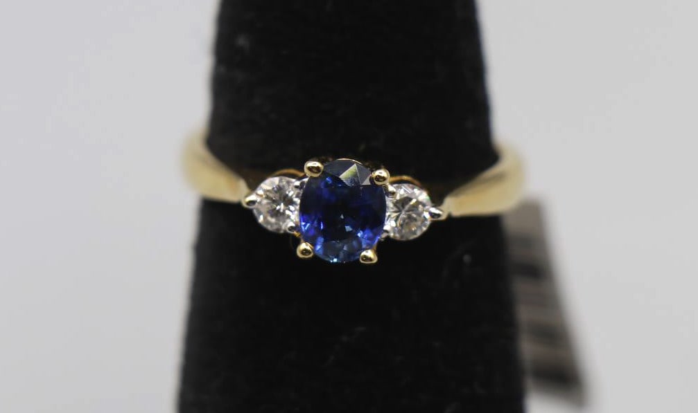 18K YWL GLD SAPPHIRE & DIAMOND RING: 18K YWL GLD SAPPHIRE & DIAMOND RING. EM+/-1.00 TW RING 5 GRAMS. SIZE 6 3/4. (32)OSC/Q11AL.