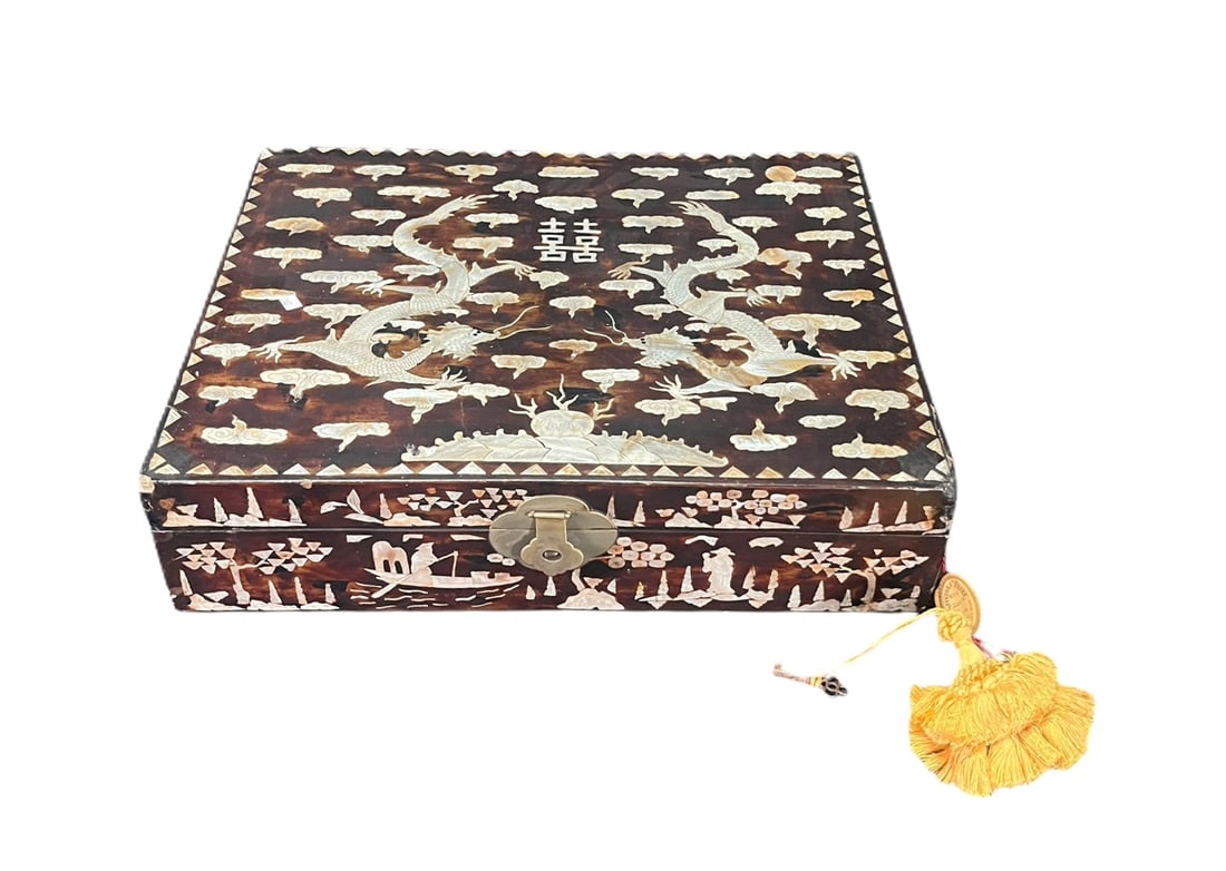 KOREAN C 1850 MOTHER OF PEARL INLAY BOX (1 of 6)