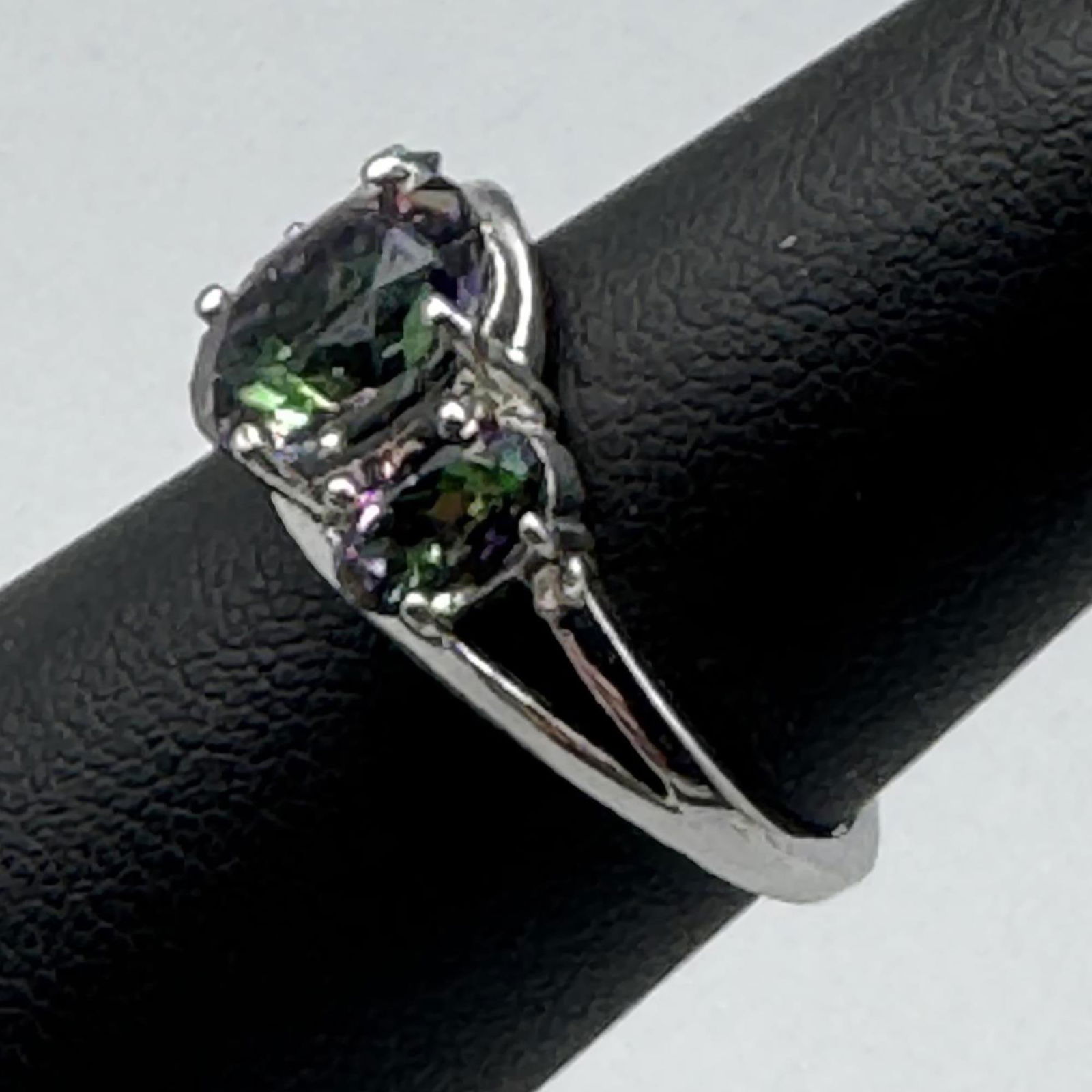 STERLING RING WITH TRI MYSTIC TOPAZ STONES SIZE 7: STERLING RING WITH TRI MYSTIC TOPAZ STONES SIZE 7