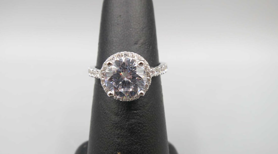 WHITE TOPAZ STERLING SILVER SIZE SEVEN RING: WHITE TOPAZ STERLING SILVER SIZE SEVEN RING.