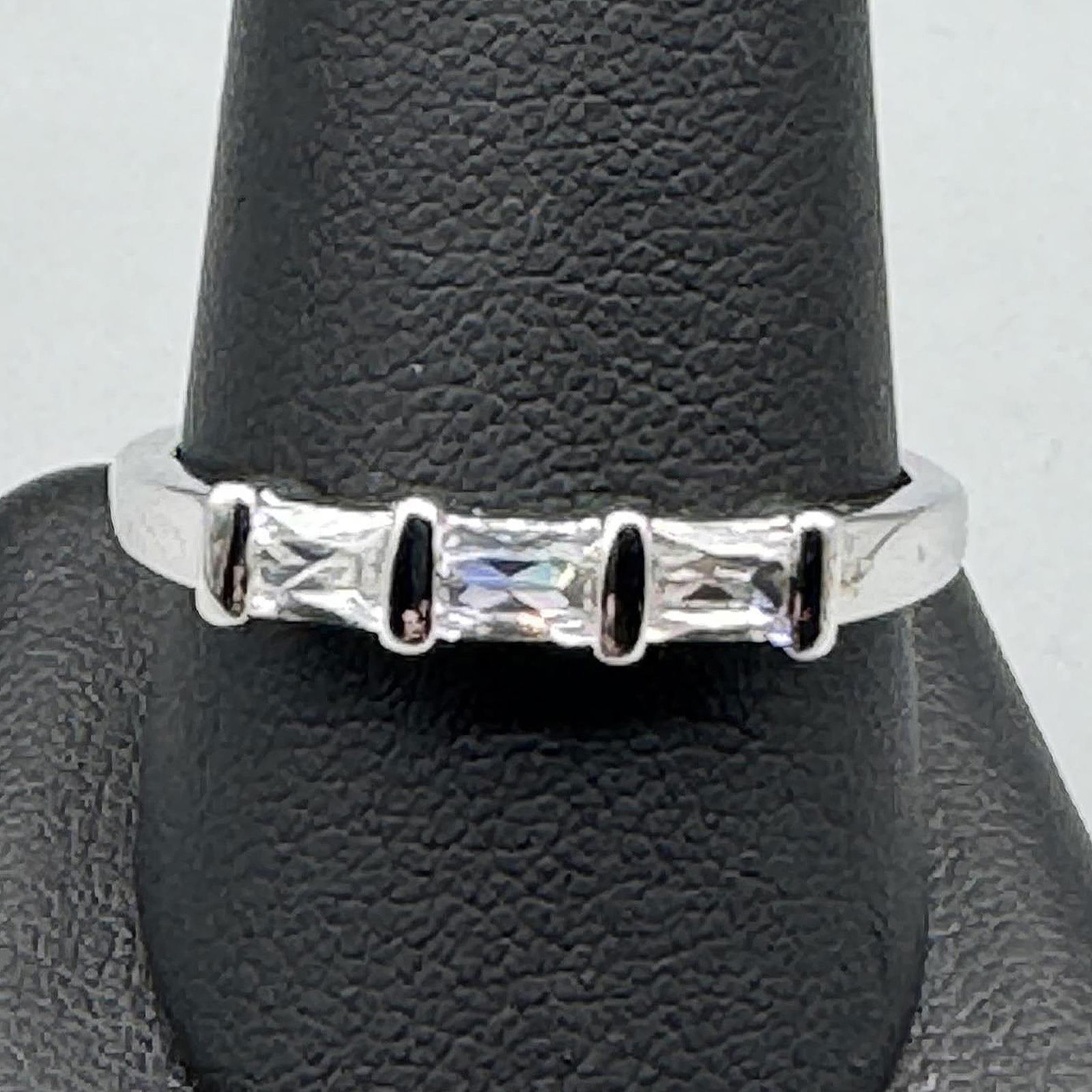 MENS STERLING RING WITH WHITE SAPPHIRES SIZE 12: MENS STERLING RING WITH WHITE SAPPHIRES SIZE 12