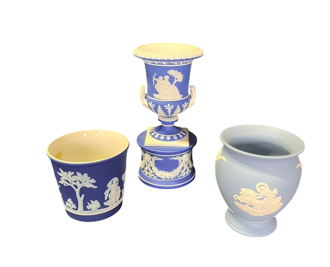THREE VINTAGE WEDGWOOD PIECES (1 of 7)