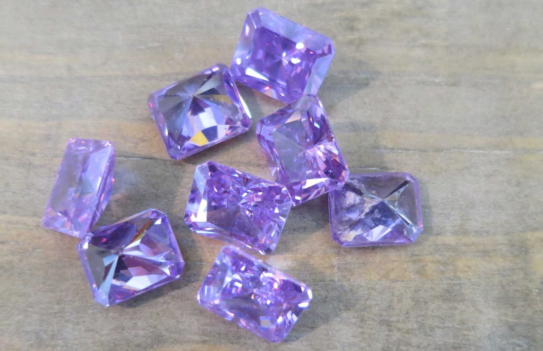 40- AMETHYST RECTANGULAR STONES: 40- AMETHYST RECTANGULAR STONES. 11 X 9 mm. 335 CTS. 66 GRAMS.