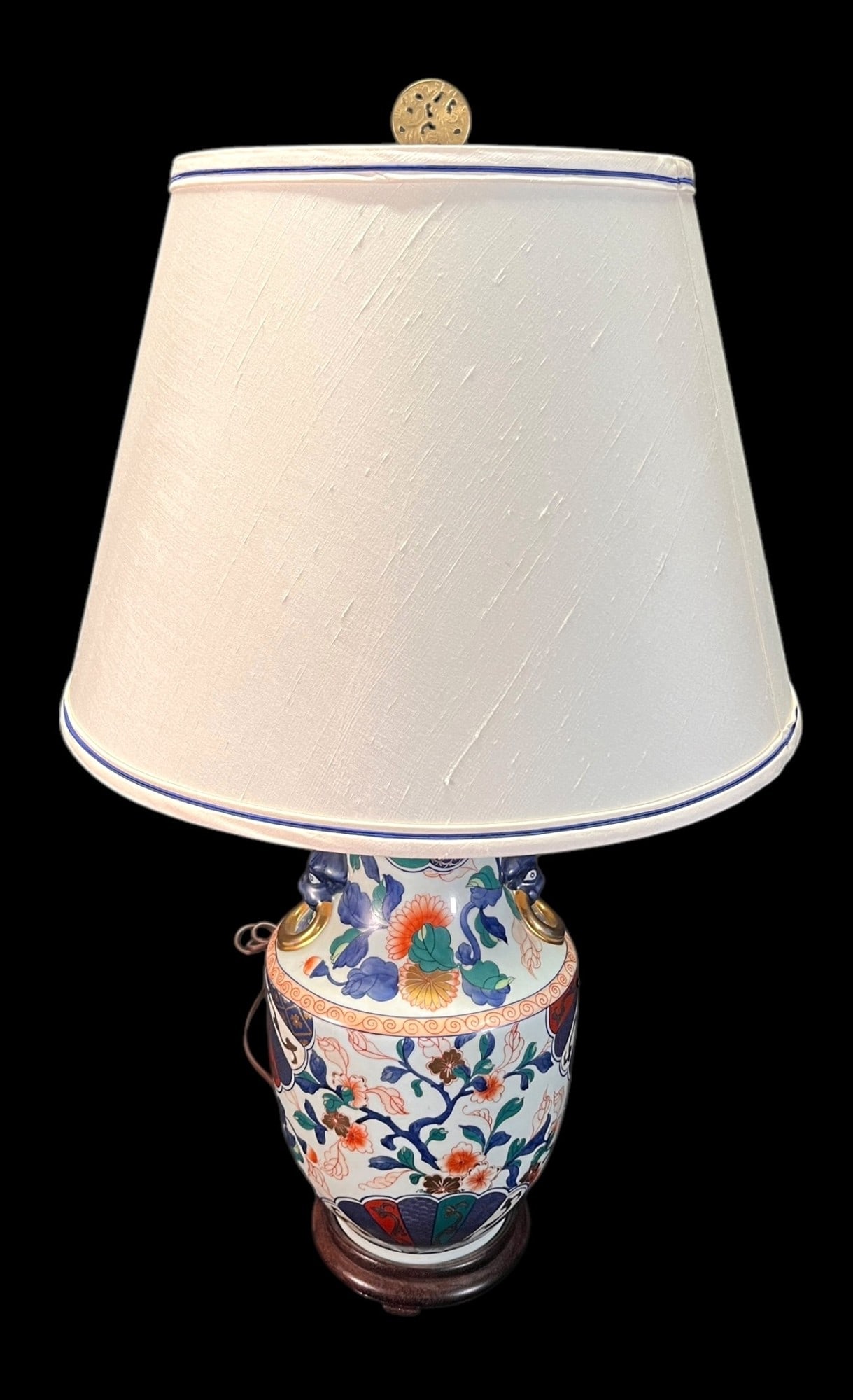 ANTIQUE IMARI TABLE LAMP W/ SILK SHADE (1 of 4)