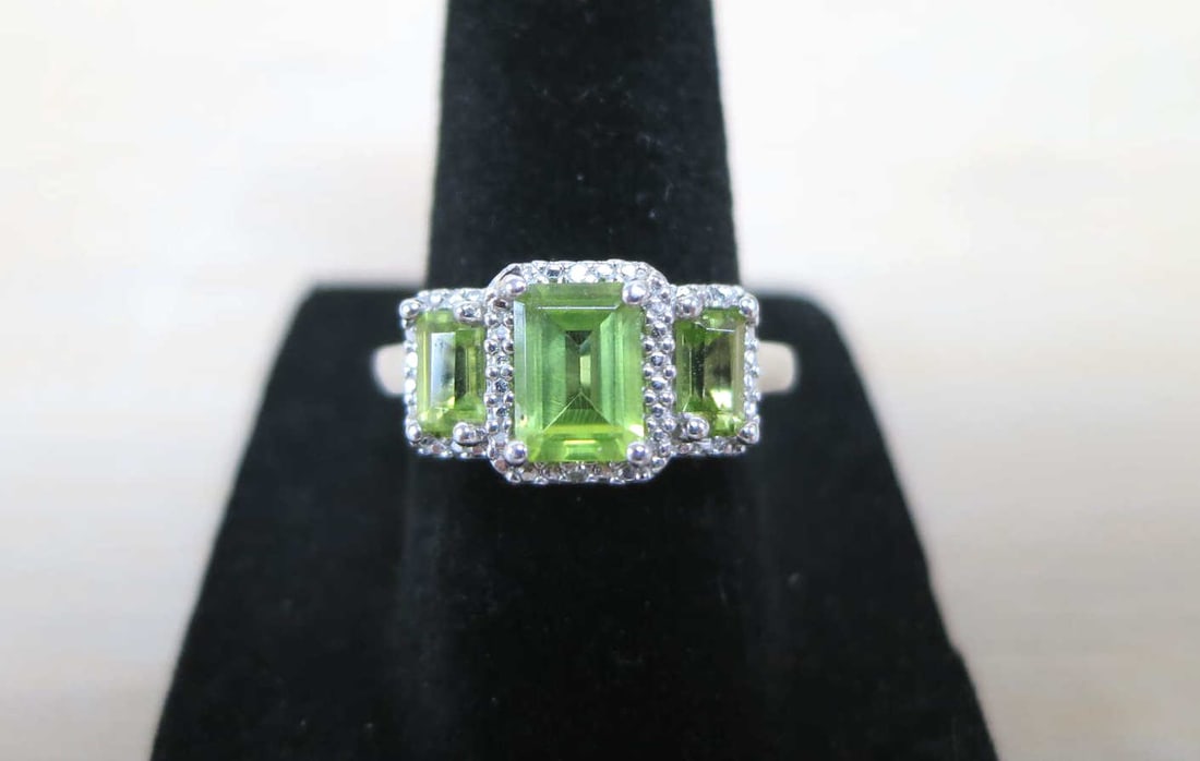 TIERED PERIDOT STERLING SILVER RING: TIERED PERIDOT STERLING SILVER RING. SIZE 7.