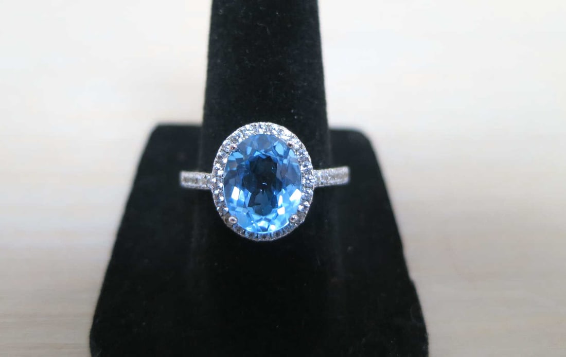 BLUE TOPAZ STERLING SILVER RING: BLUE TOPAZ STERLING SILVER RING. SIZE 7.