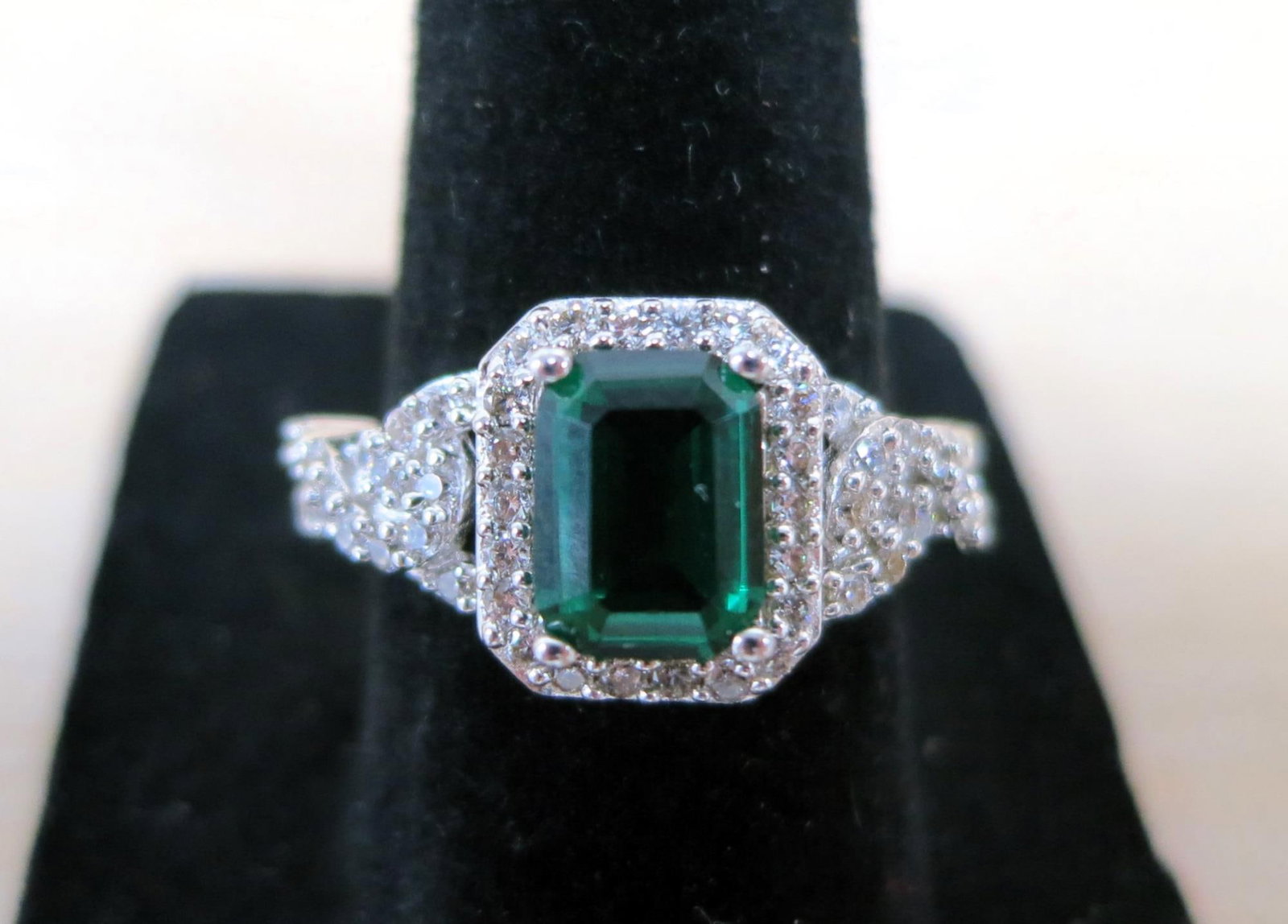 GREEN TOURMALINE STERLING SILVER RING: GREEN TOURMALINE STERLING SILVER RING. SIZE 7.