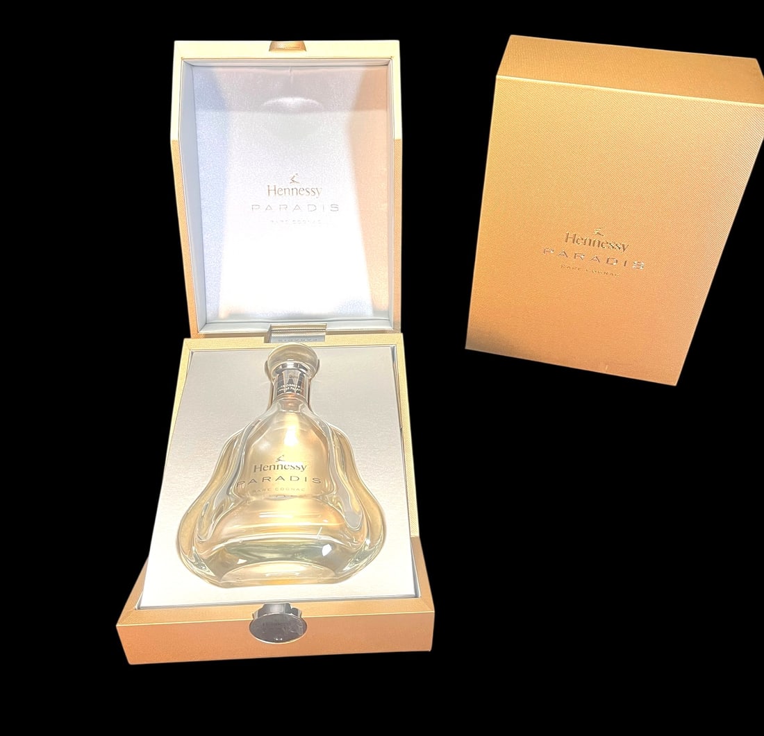 BACCARAT (HENNESEY PARADIS COGNAC) CRYSTAL DECANTE: BACCARAT (HENNESEY PARADIS COGNAC) CRYSTAL DECANTER IN PRESENTATION BOX. Height: 10.5 in. by Width: 7 in.