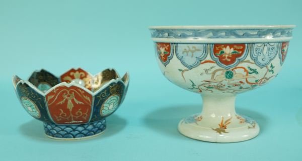 LOT OF TWO ANTIQUE IMARI PORCELAIN PIECES: LOT OF TWO ANTIQUE IMARI PORCELAIN PIECES. BOWL AND CACHEPOT. Height: 5 in. by Width: 7 in.