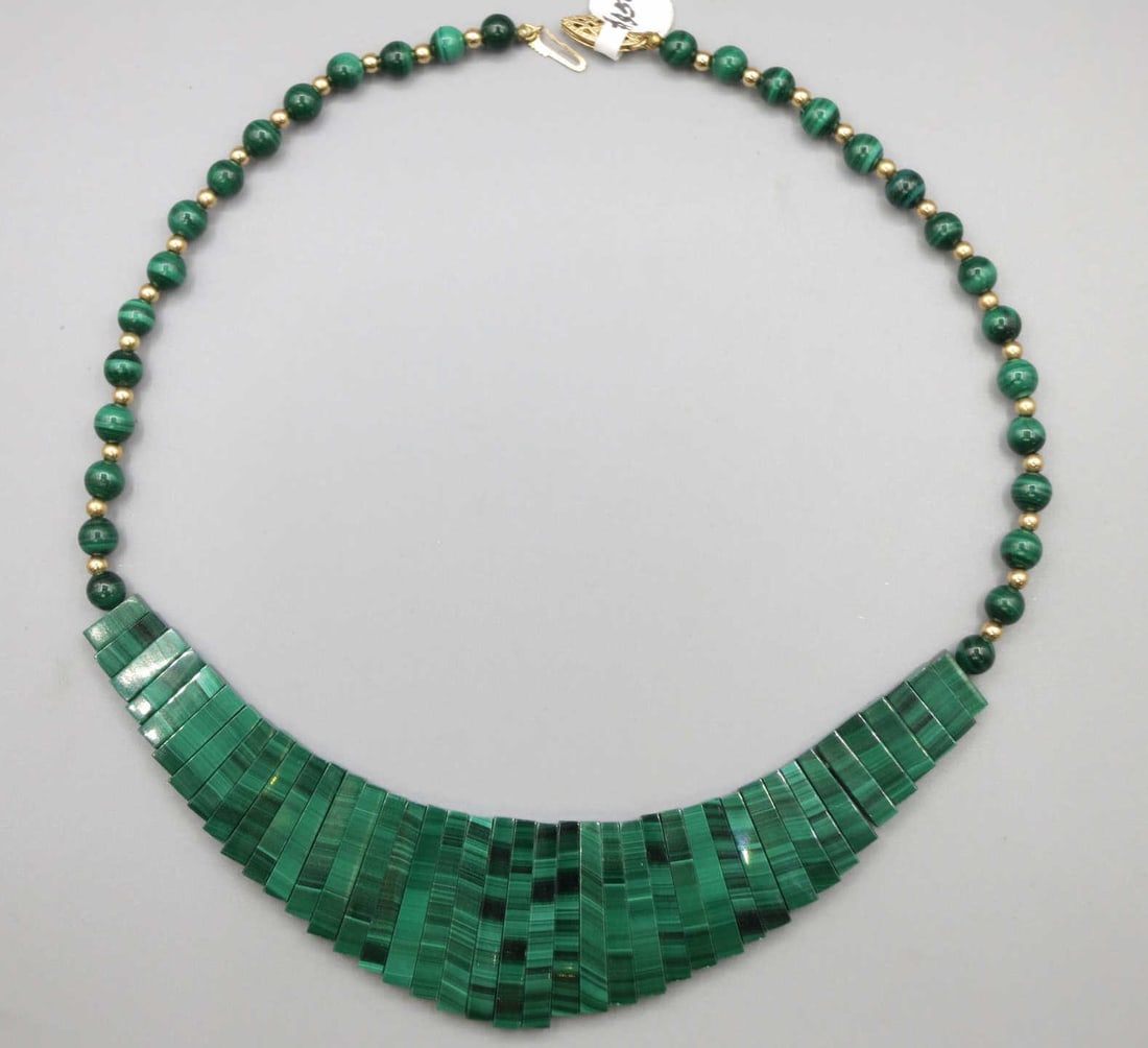 MALACHITE & 14KT GOLD BEAD NECKLACE CHOKER: MALACHITE & 14KT GOLD BEAD NECKLACE CHOKER OF 15 INCHES. THIS PIECE HAS 28--3MM 14KT GOLD BEADS AND CLASP. EXCELLENT CONDITION.