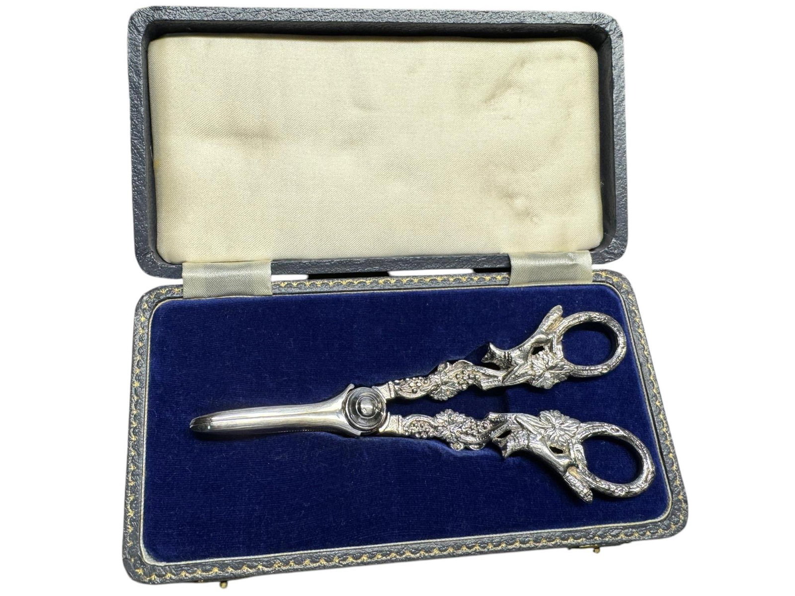 ANTIQUE GRAPE SCISSORS WITH GRAPE RELIEF: ANTIQUE GRAPE SCISSORS WITH GRAPE RELIEF. Height: 2 3/4 in. by Width: 6 in. by Depth: 3/4 in.