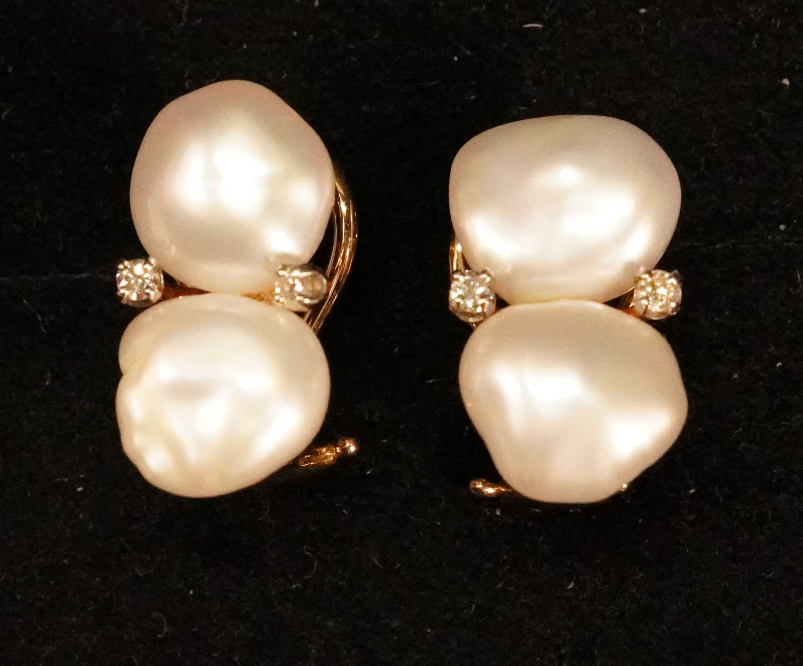 PAIR OF 14KT GOLD DIAMOND & PEARL EARRINGS: PAIR OF 14KT YELLOW GOLD DIAMOND & PEARL EARRINGS WITH OMEGA BACKS.3/4"h x 3/8"w x 3/8"d.