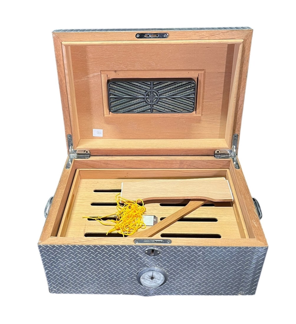 CIGAR HUMIDOR BOX: CIGAR HUMIDOR BOX Height: 6.5 in. by Width: 16 in. by Depth: 9.5 in.