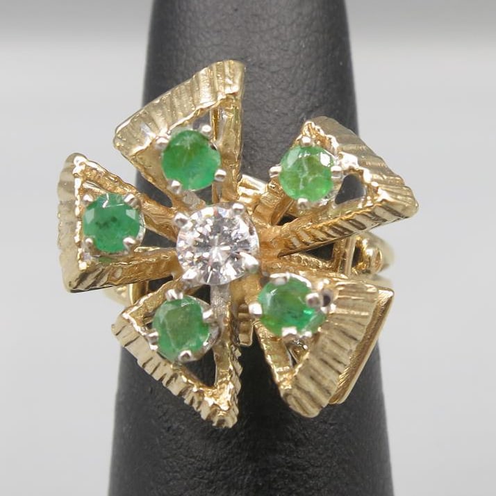 14KT YELLOW GOLD DIAMOND & EMERALD RING: 14KT YELLOW GOLD DIAMOND & EMERALD RING. RING = 5.70 PENNYWEIGHTS. ONE ROUND BRILLIANT CUT NATURAL DIAMOND OF 0.250CTS, COLOR=E, CLARITY=I1. FIVE NATURAL ROUND SHAPED EMERLADS OF NATURAL BERYL, 