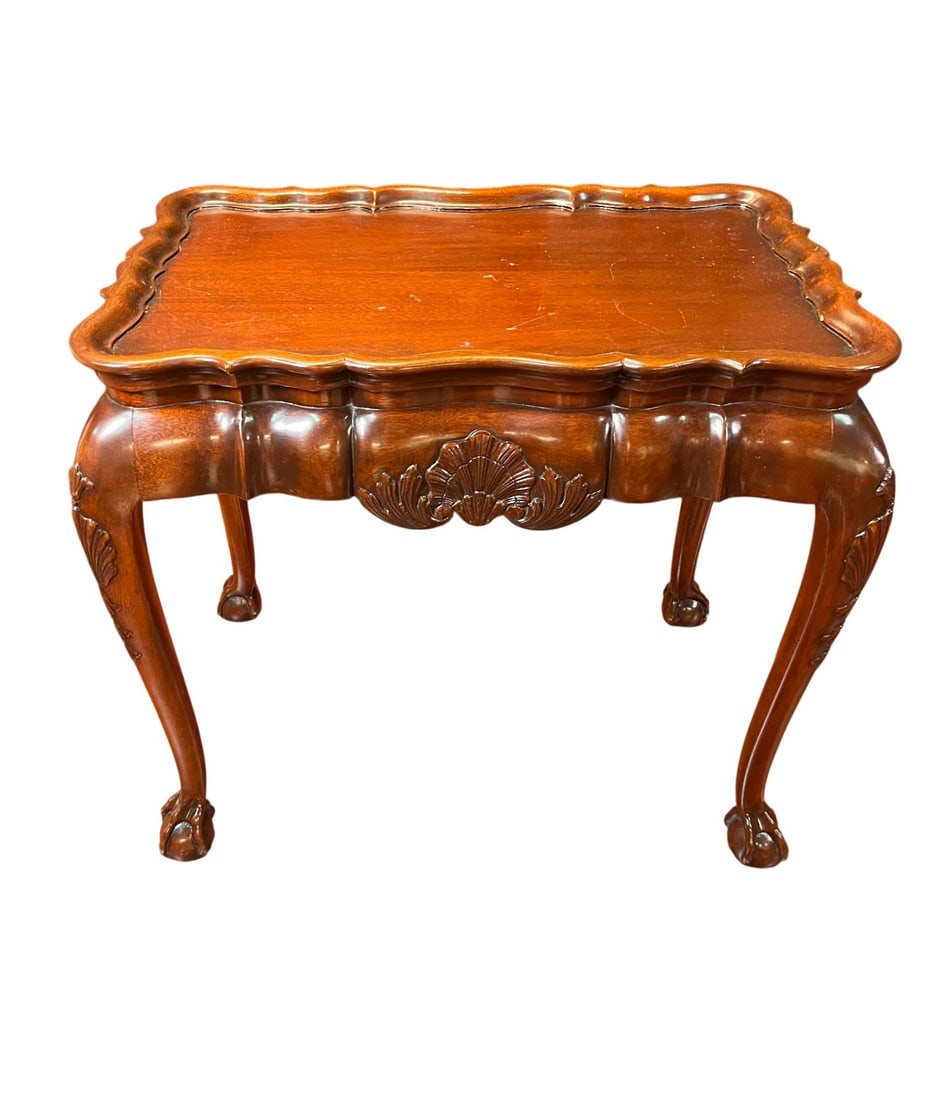 VINTAGE MAHOGANY CHIPPENDALE QUEEN ANNE TEA TABLE: VINTAGE MAHOGANY CHIPPENDALE QUEEN ANNE STYLE TEA TABLE Height: 27 in. by Width: 31 in. by Depth: 20 in.