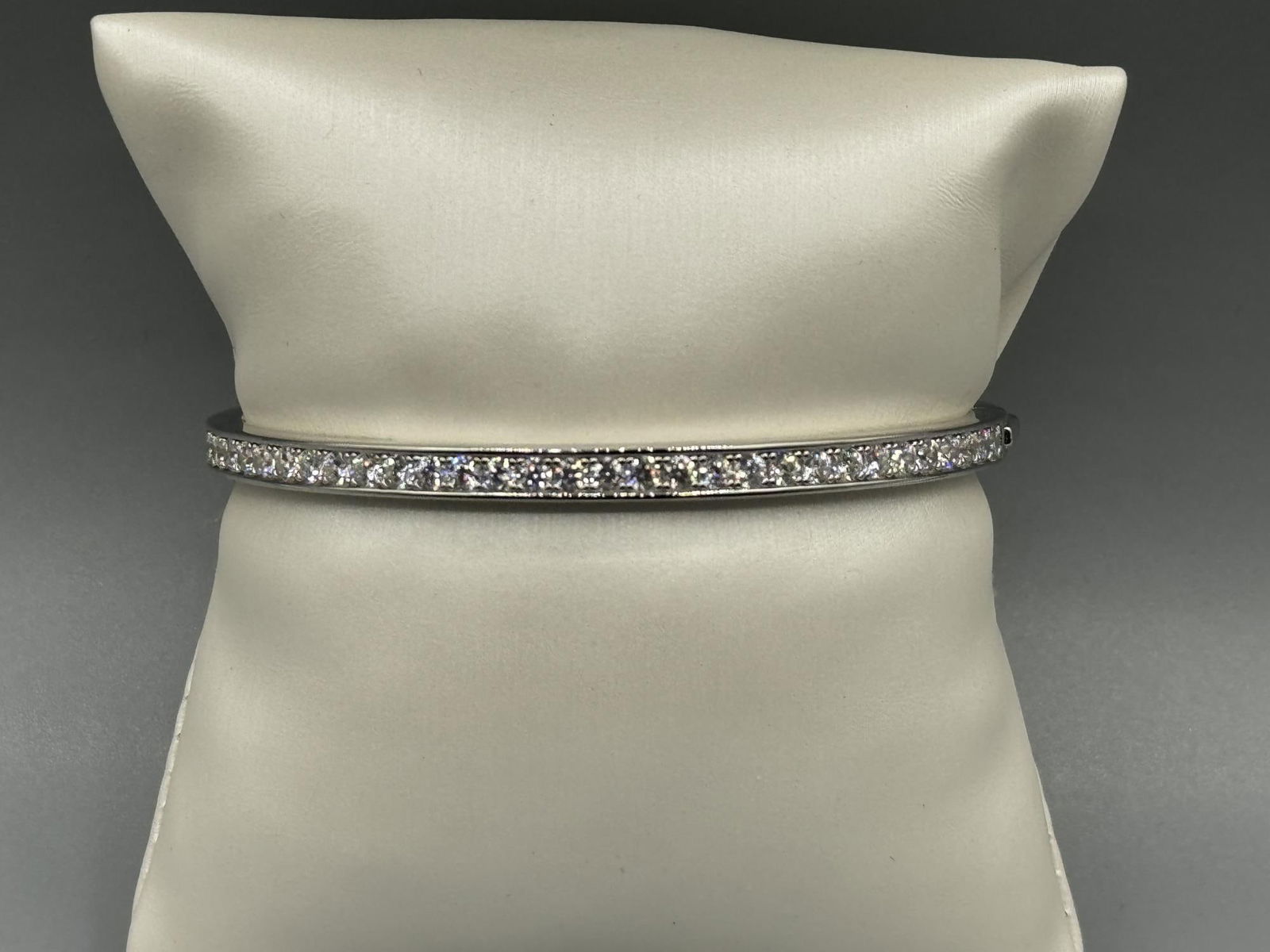 AQUAMARINE & WHITE SAPPHIRE STERLING SILVER BRACEL: AQUAMARINE & WHITE SAPPHIRE STERLING SILVER BRACELET.