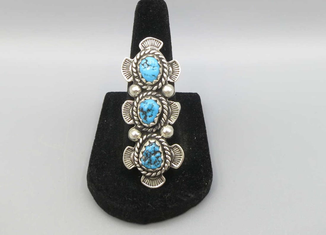 STERLING SILVER & TURQUOISE RING: STERLING SILVER & TURQUOISE RING. SIZE 7.