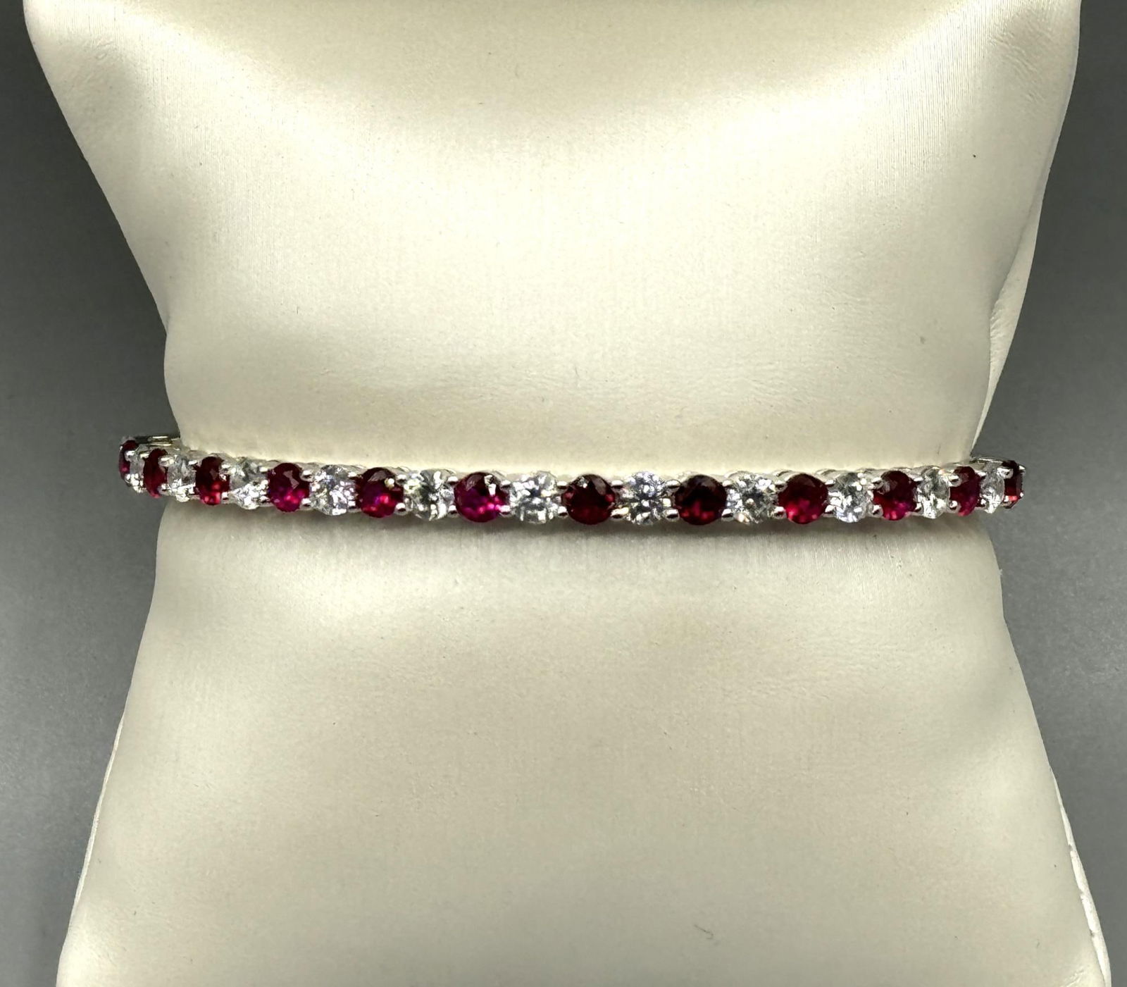 GARNET & TOPAZ STERLING SILVER BRACELET: GARNET & TOPAZ STERLING SILVER BANGLE BRACELET.